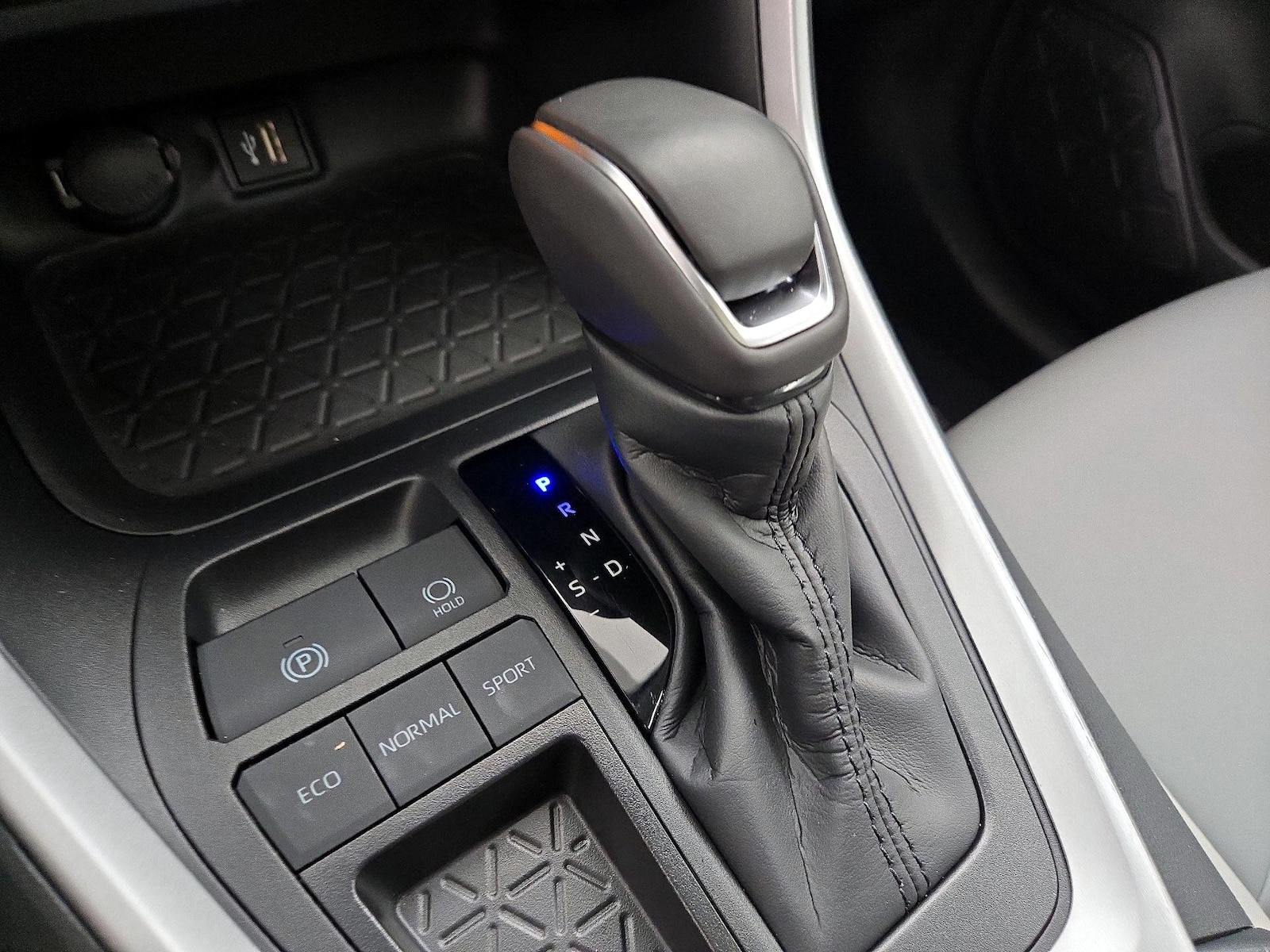 2025 Toyota RAV4 XLE Premium - Photo 18
