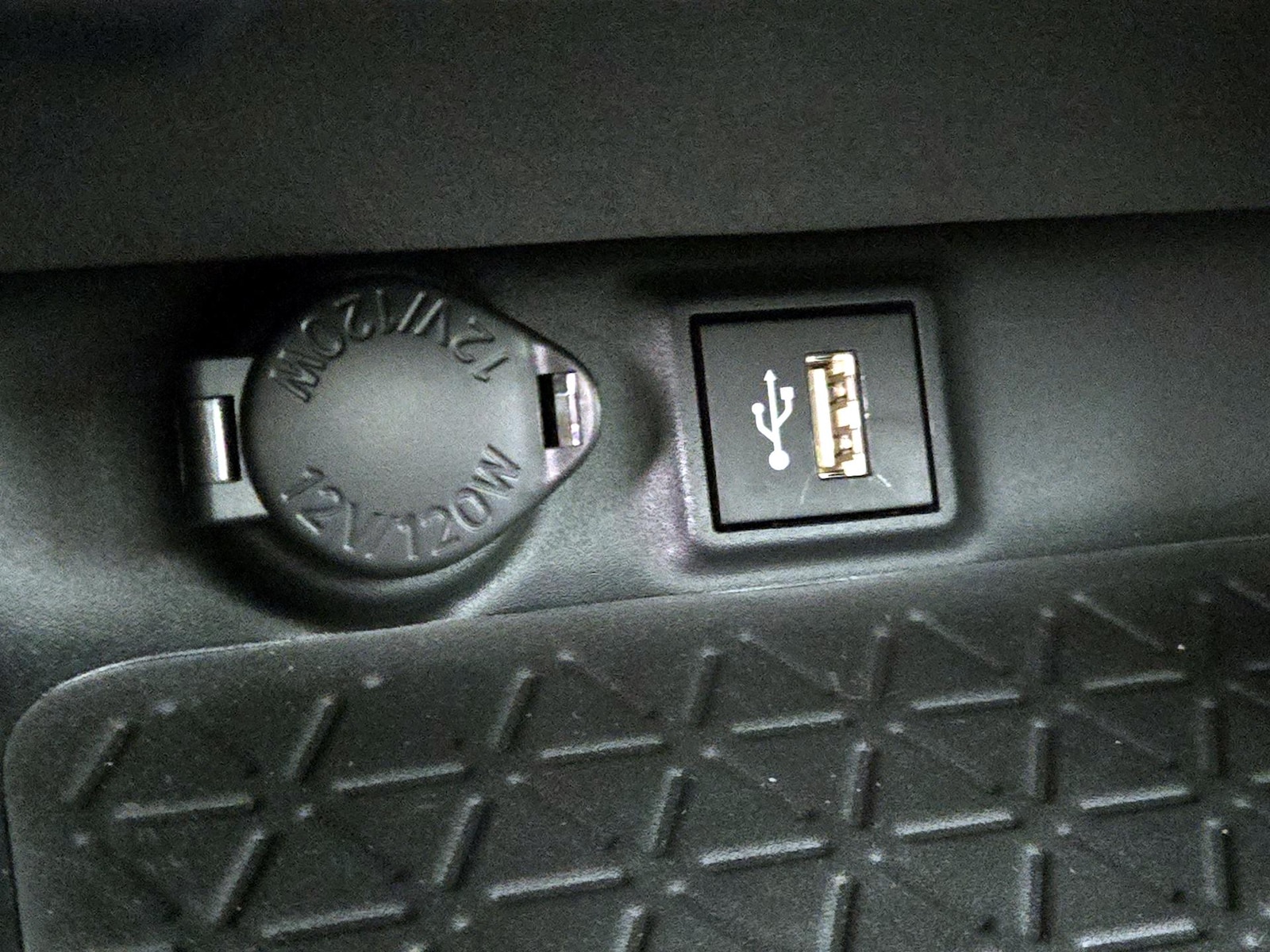 2025 Toyota RAV4 XLE Premium - Photo 19