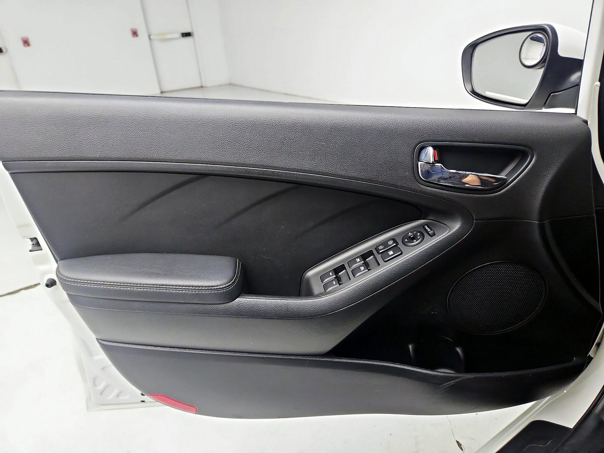 Thumbnail: 2016 Kia Forte - 12