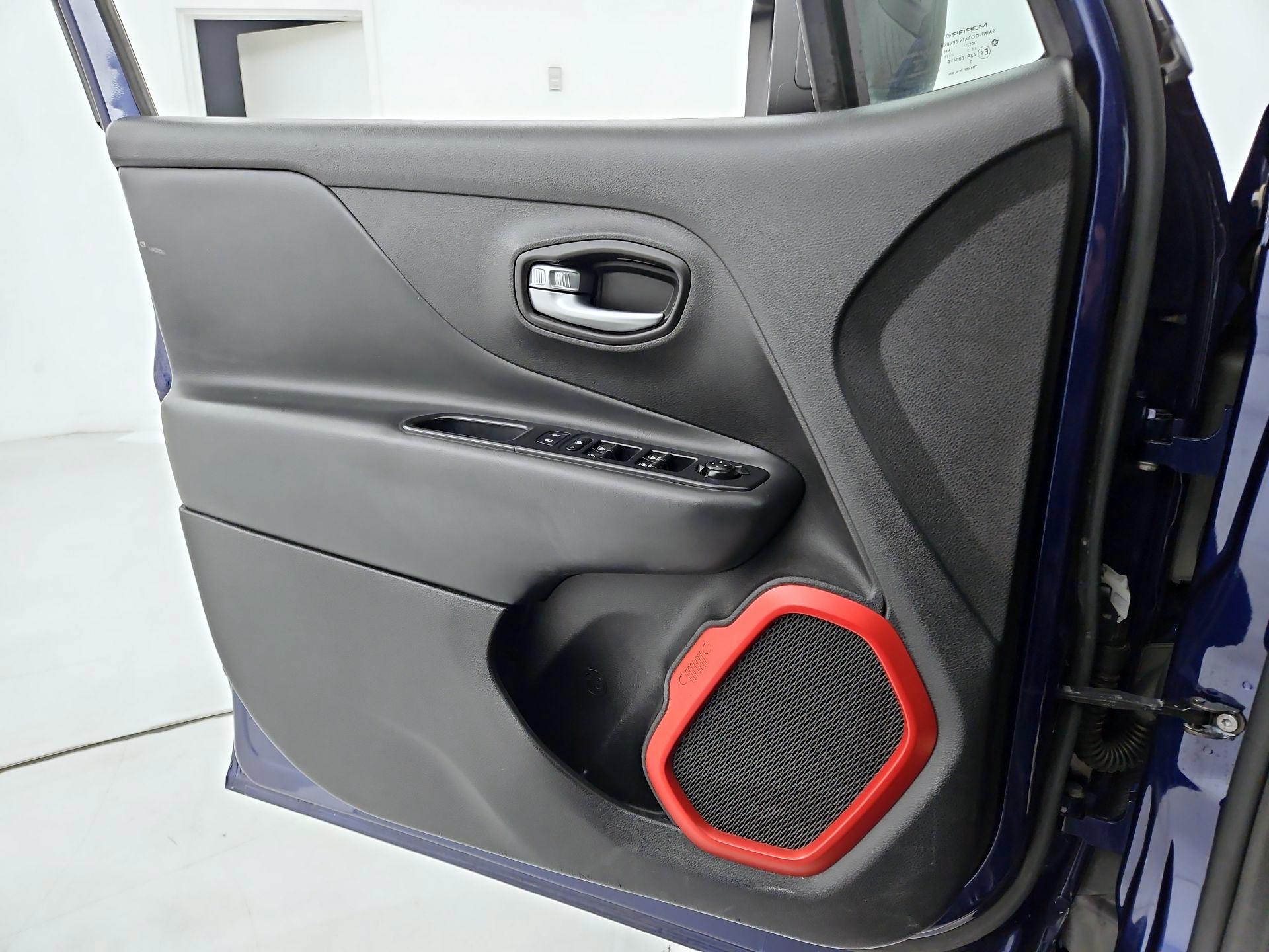 Thumbnail: 2017 Jeep Renegade - 12