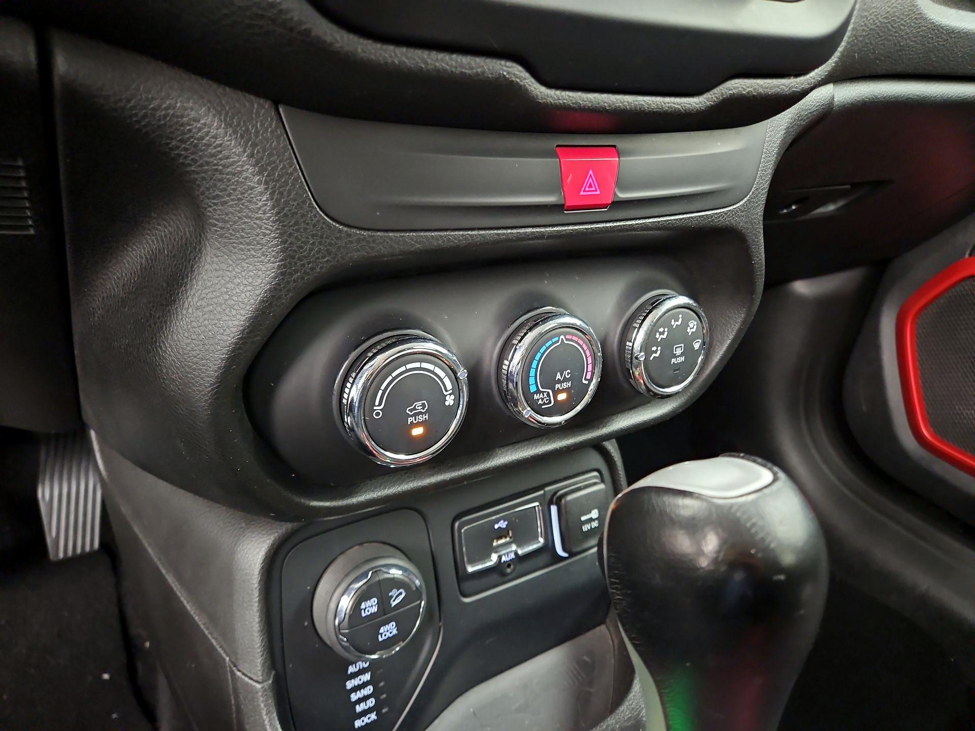 Thumbnail: 2017 Jeep Renegade - 14