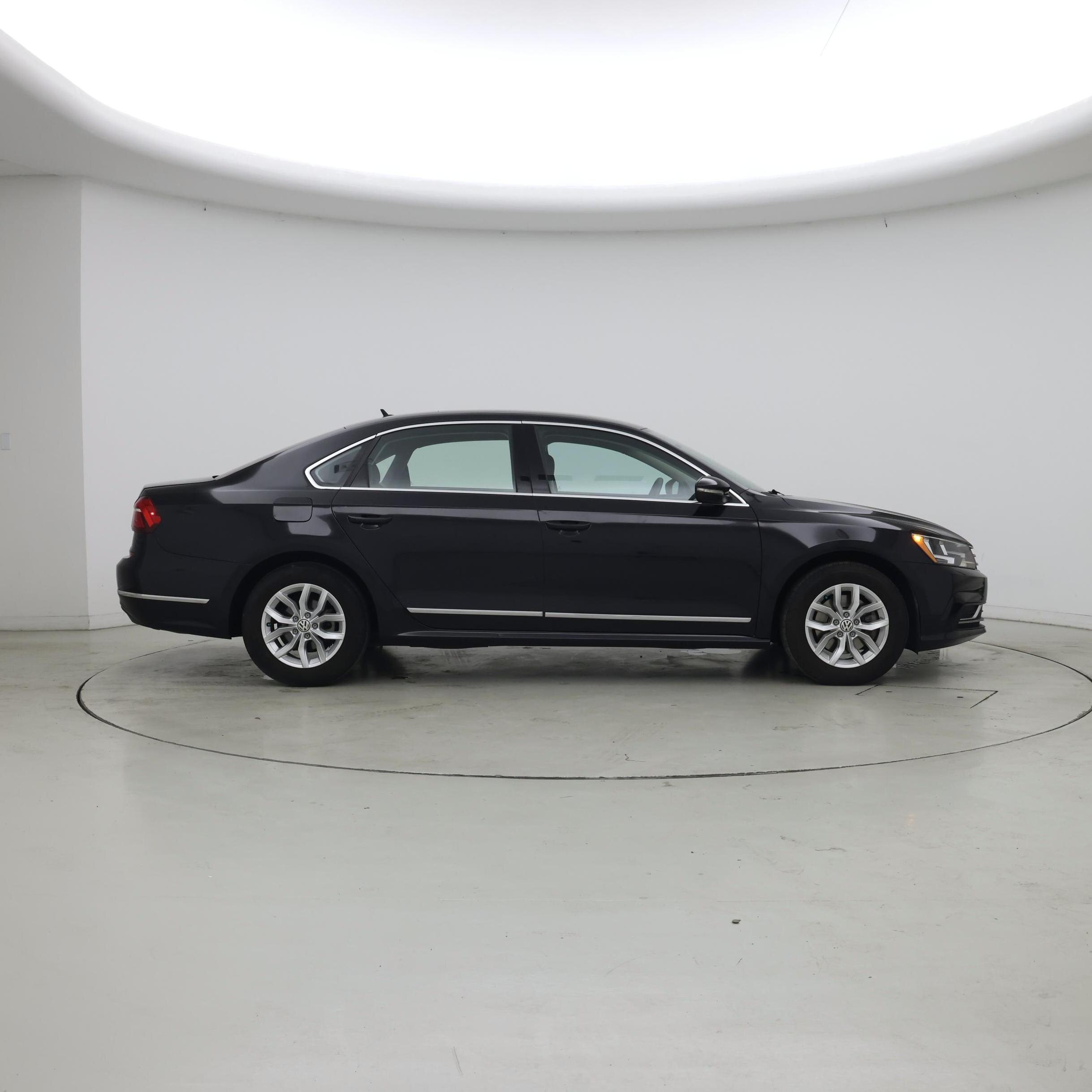 Thumbnail: 2017 Volkswagen Passat - 7