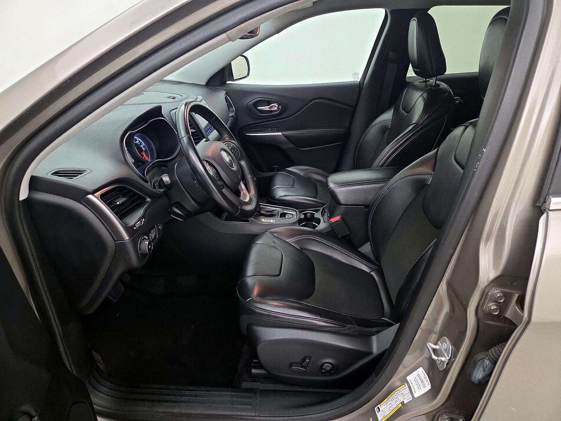 Thumbnail: 2019 Jeep Cherokee - 11
