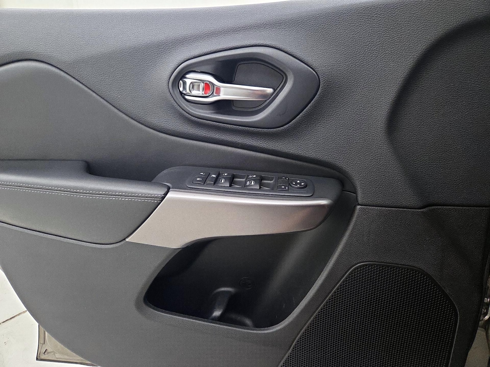 2019 Jeep Cherokee Latitude Plus - Photo 13