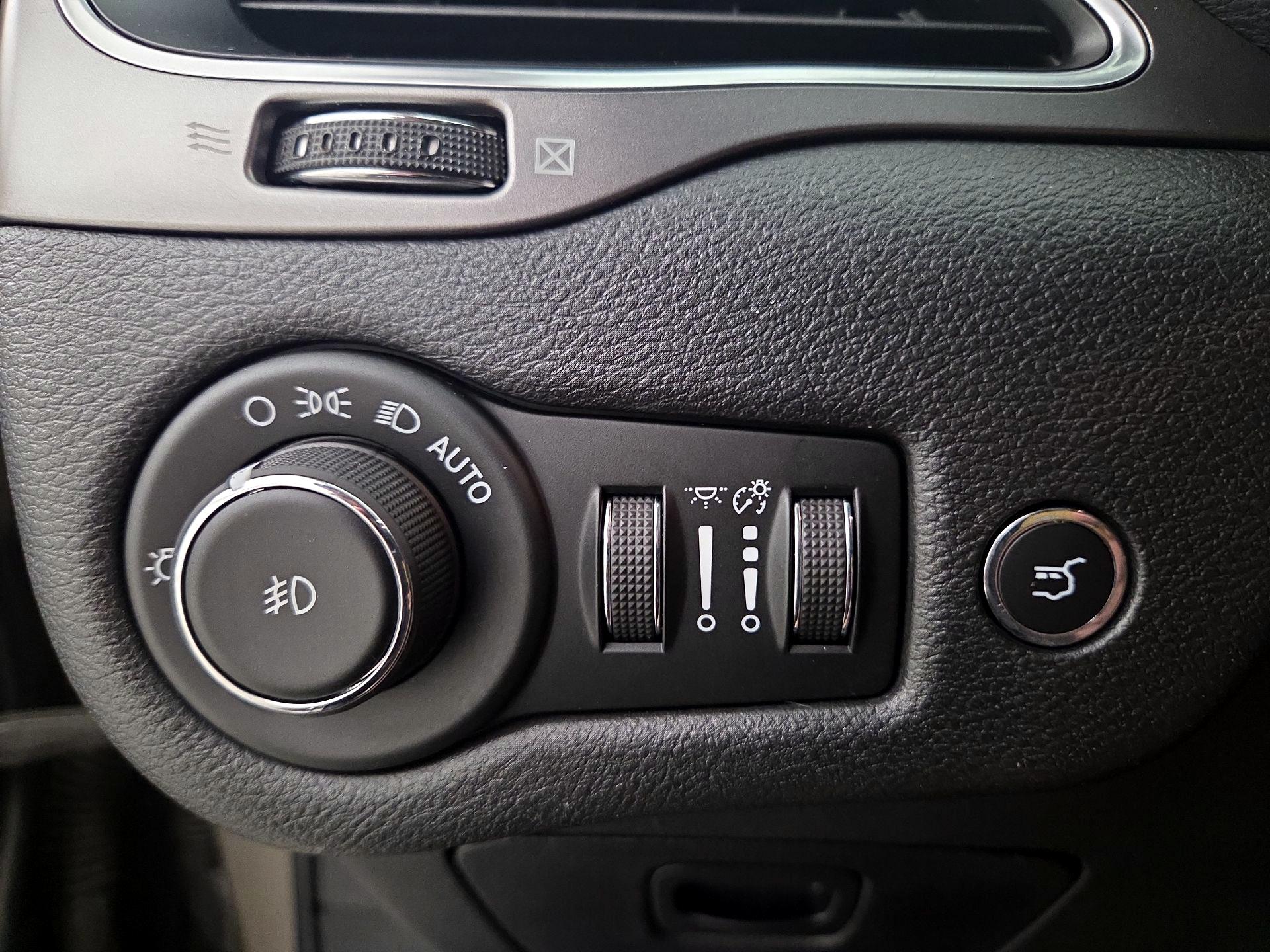 Thumbnail: 2019 Jeep Cherokee - 13