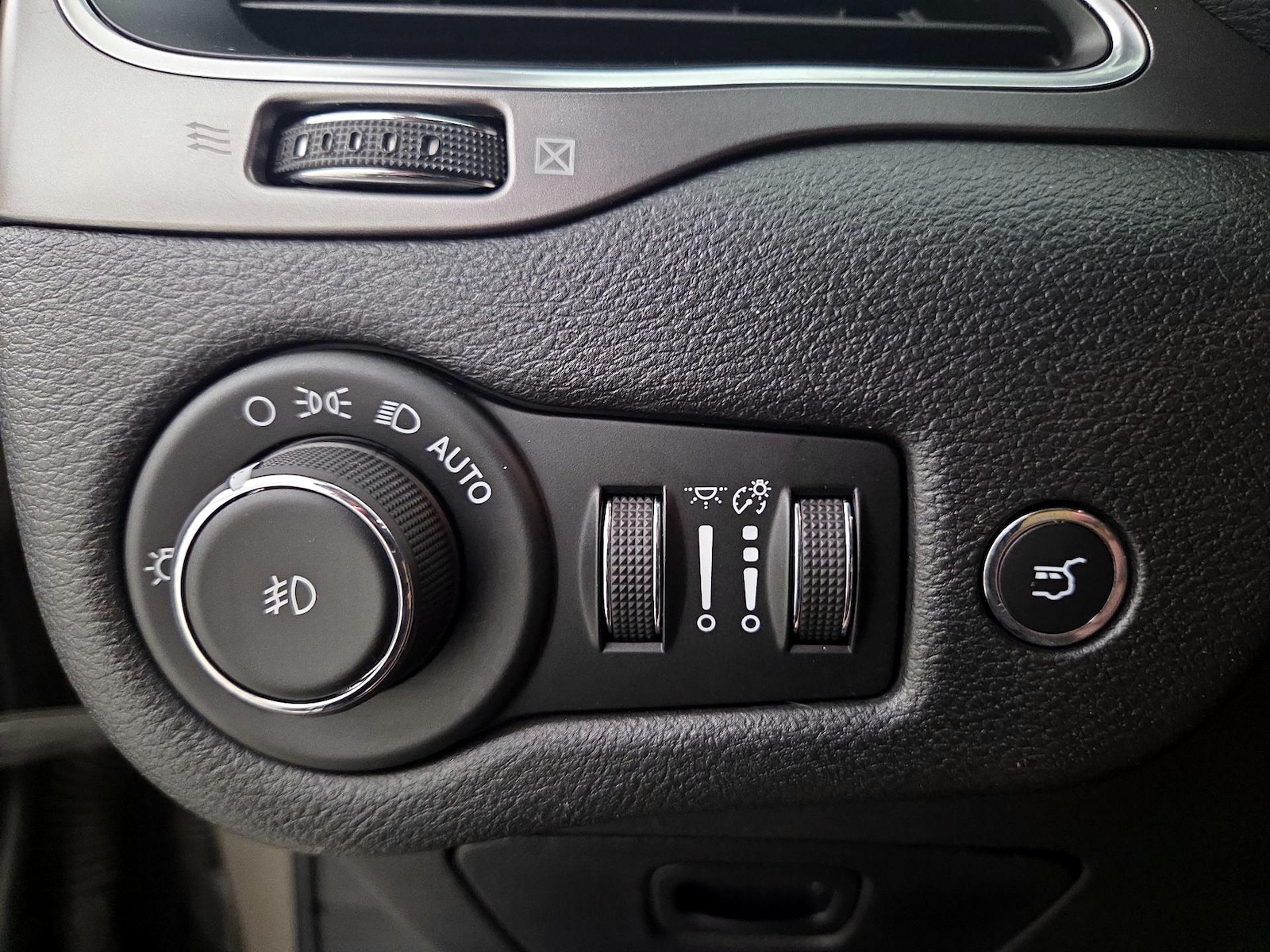 2019 Jeep Cherokee Latitude Plus - Photo 14