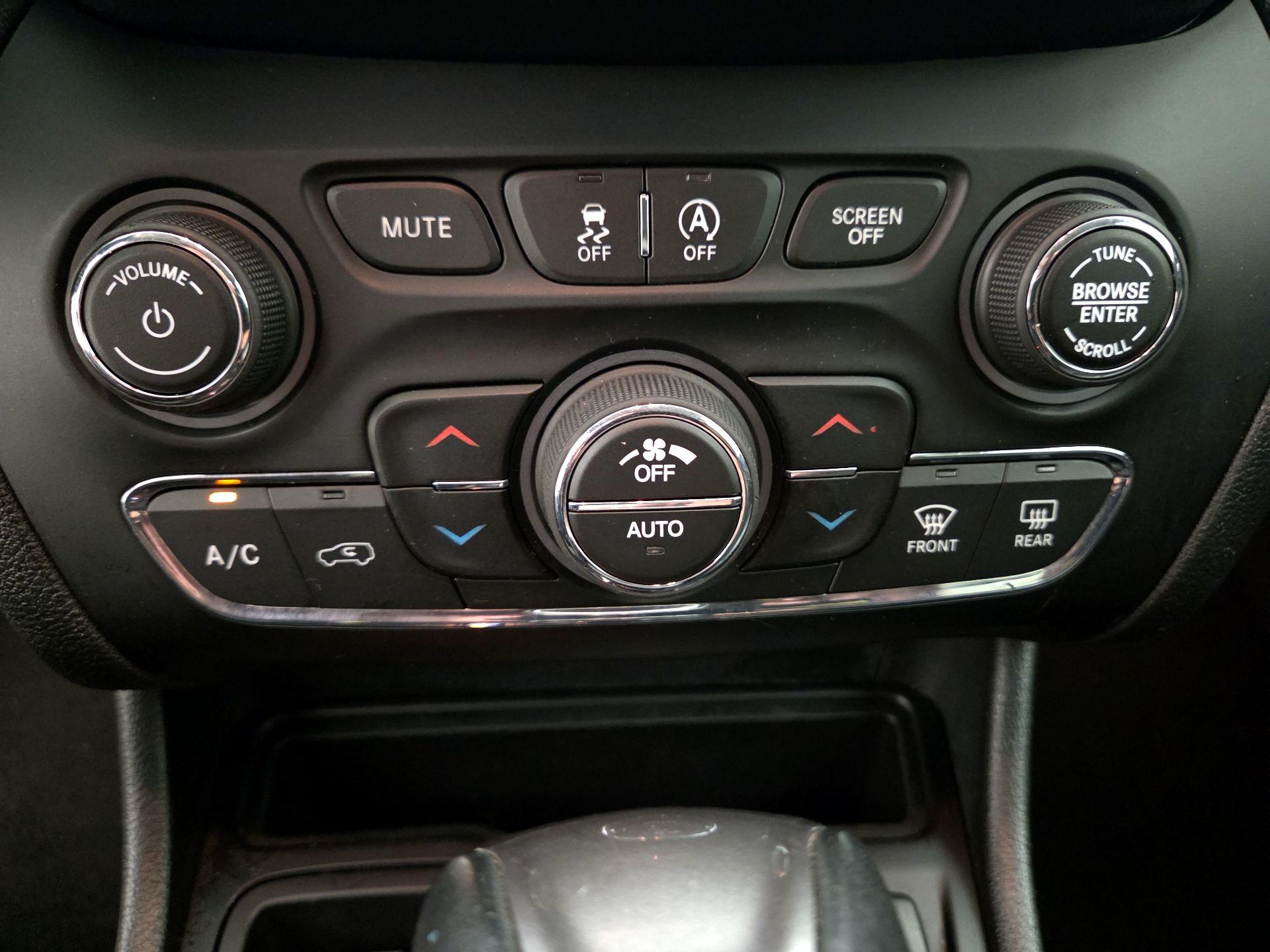 Thumbnail: 2019 Jeep Cherokee - 16