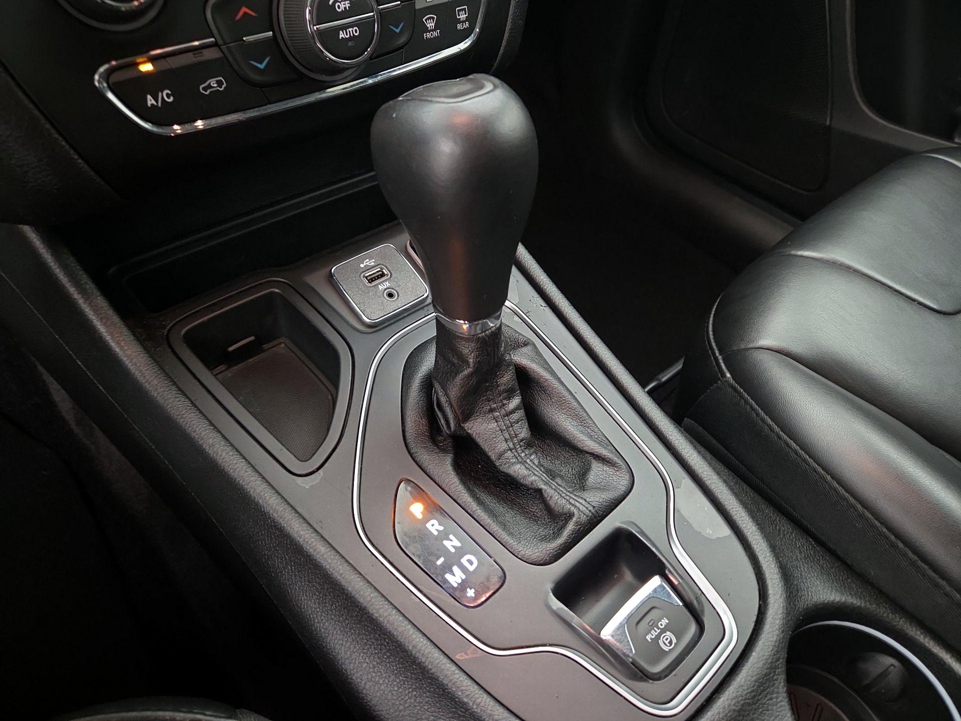 Thumbnail: 2019 Jeep Cherokee - 17