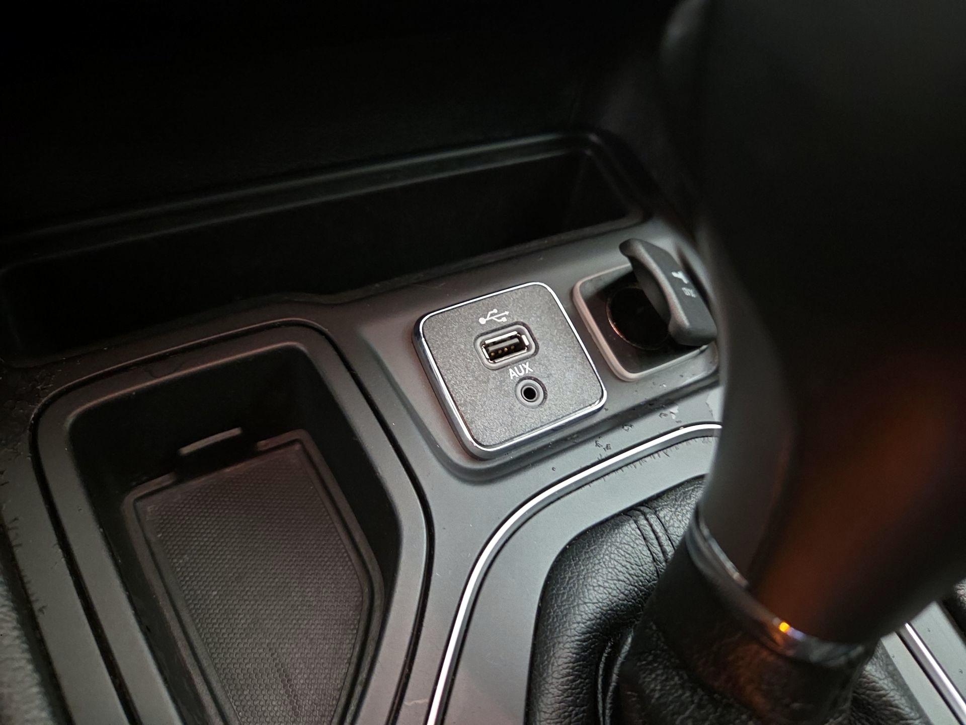 Thumbnail: 2019 Jeep Cherokee - 18