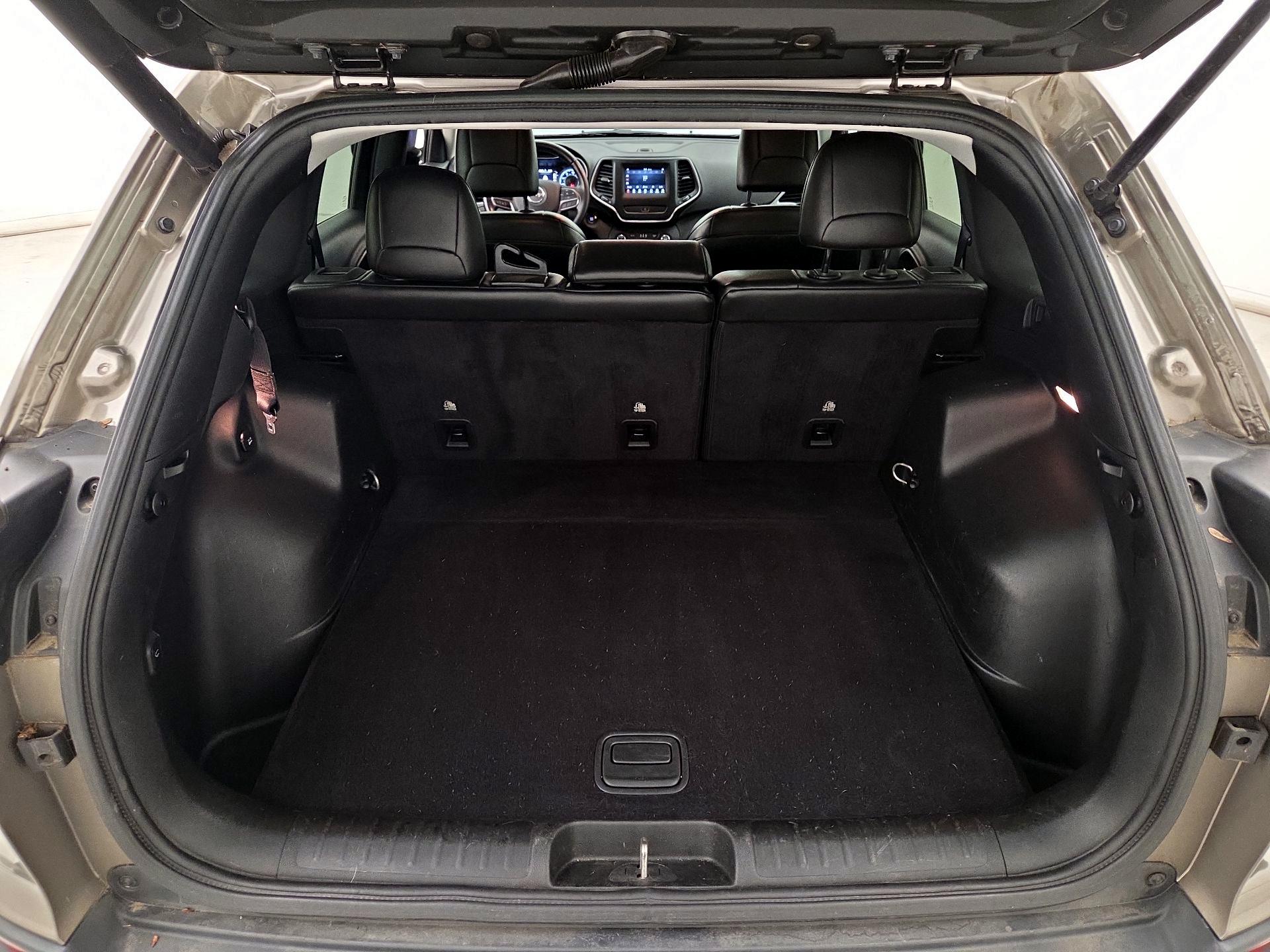Thumbnail: 2019 Jeep Cherokee - 20