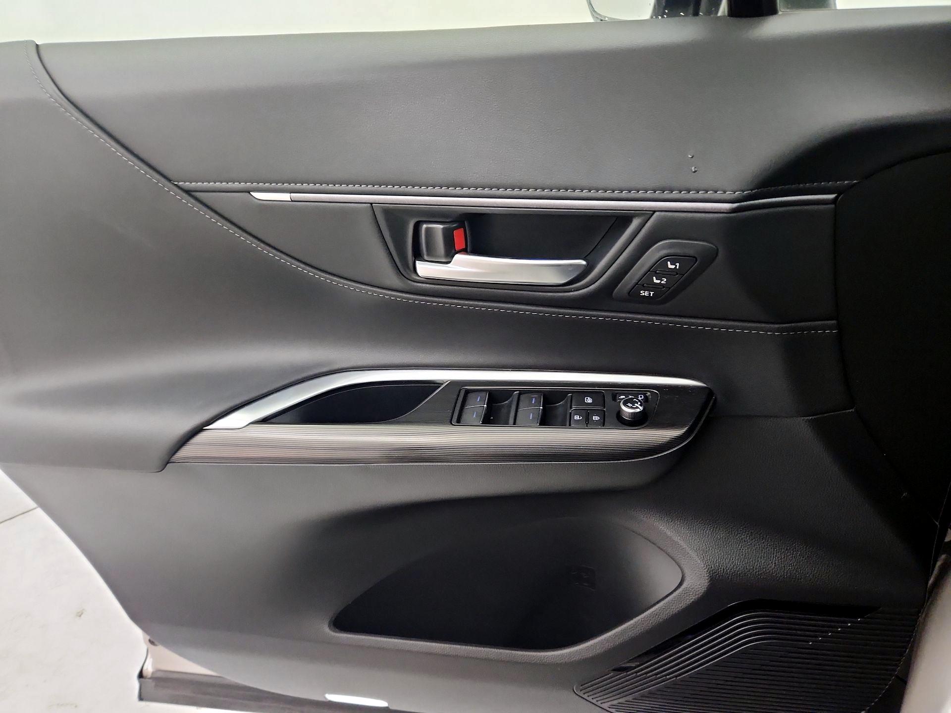 Thumbnail: 2021 Toyota Venza - 12