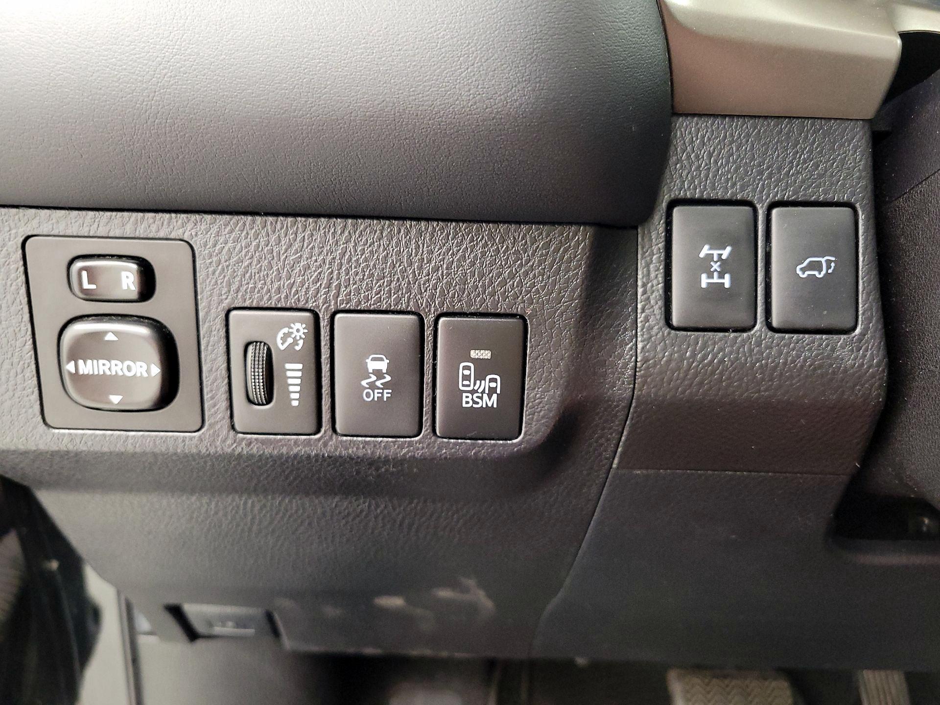Thumbnail: 2015 Toyota RAV4 - 13