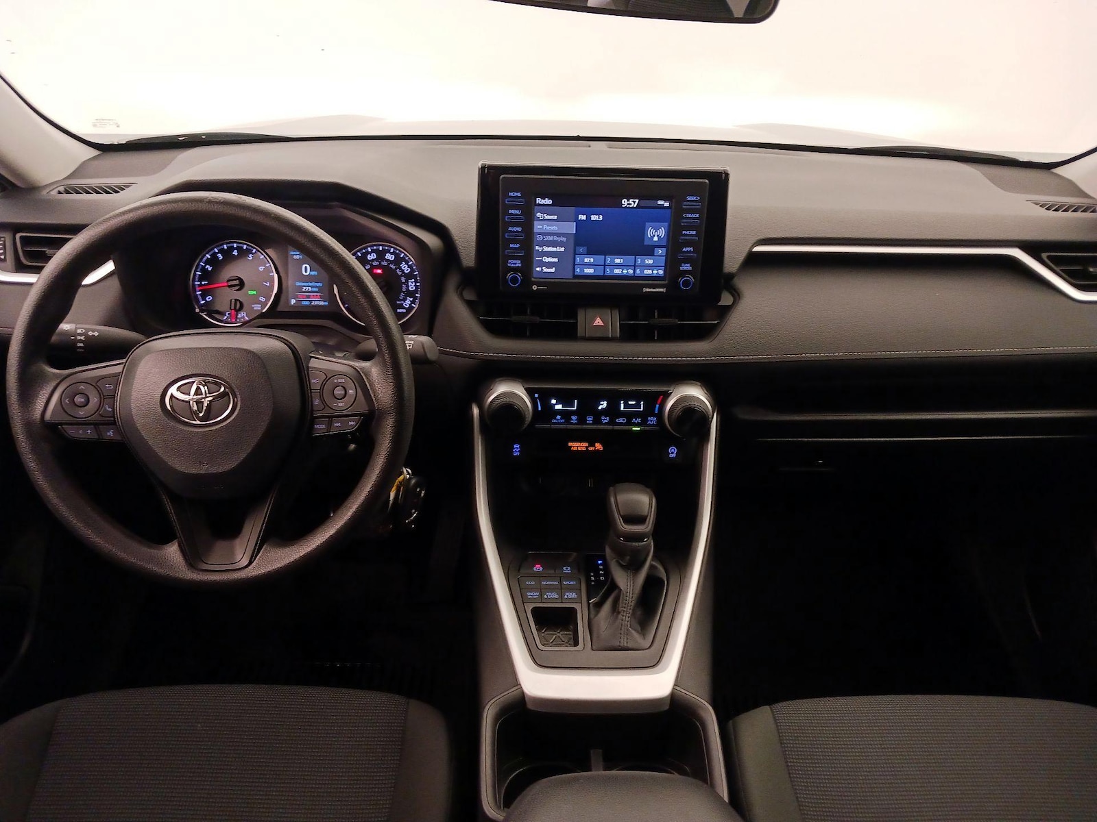 2022 Toyota RAV4 LE - Photo 10