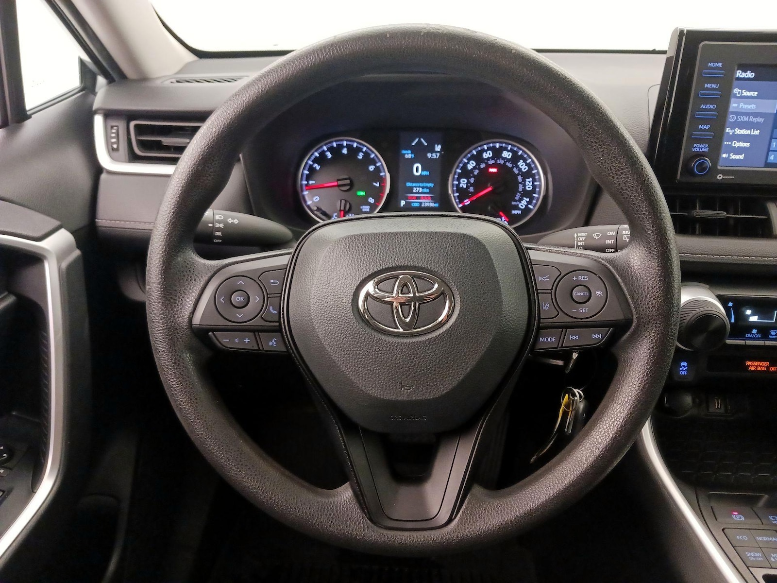 2022 Toyota RAV4 LE - Photo 11