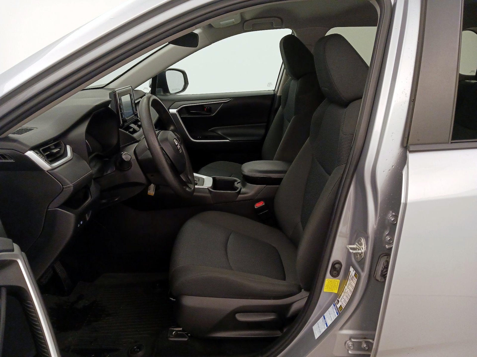 2022 Toyota RAV4 LE - Photo 12