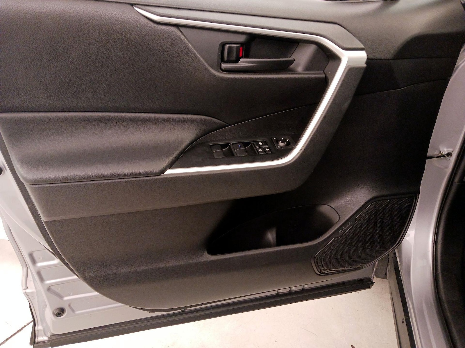 2022 Toyota RAV4 LE - Photo 13