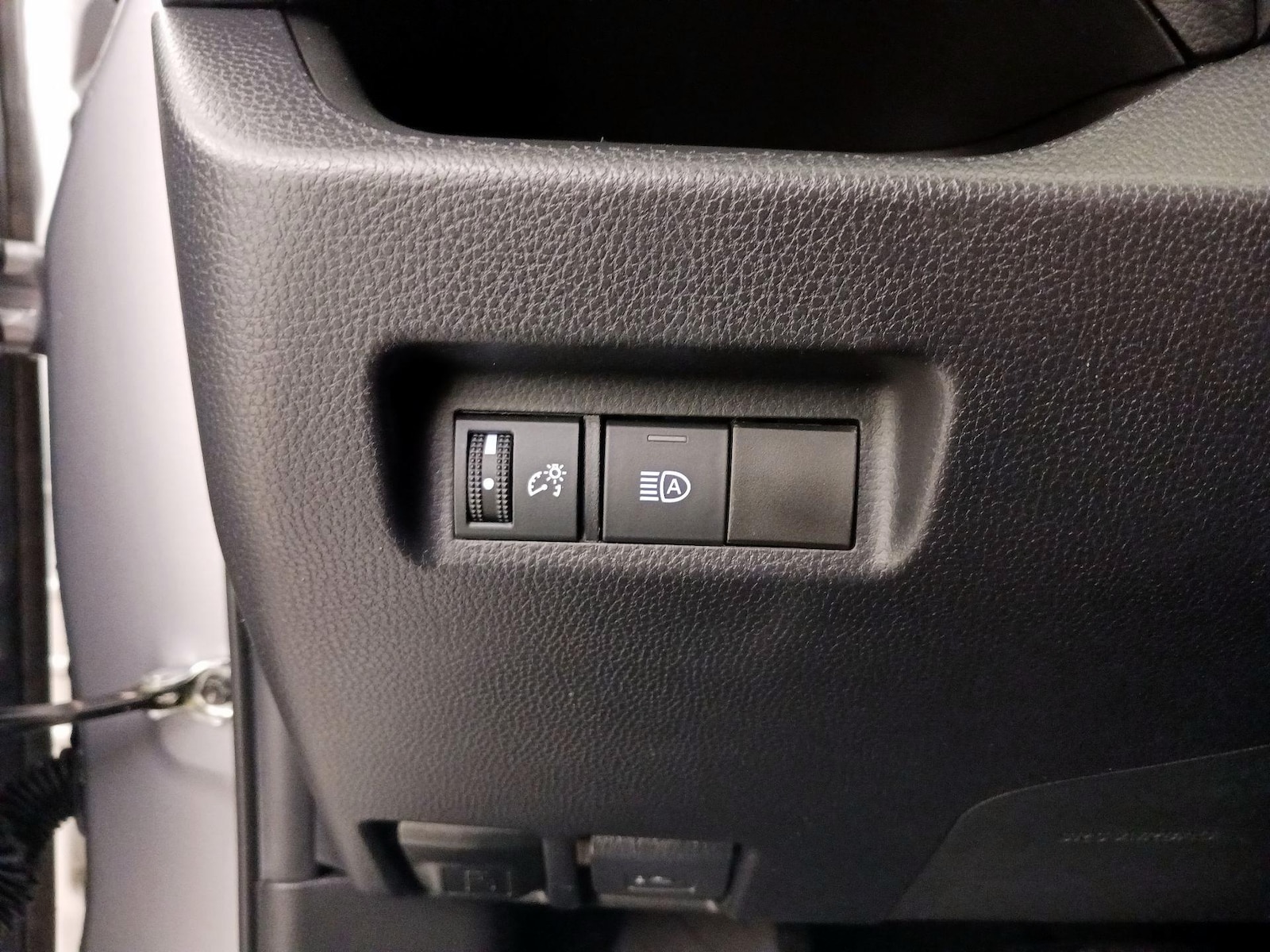 2022 Toyota RAV4 LE - Photo 14