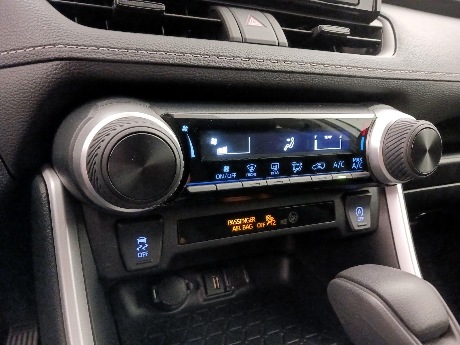 2022 Toyota RAV4 LE - Photo 17