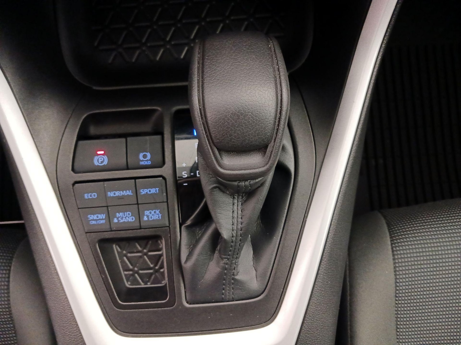 2022 Toyota RAV4 LE - Photo 18