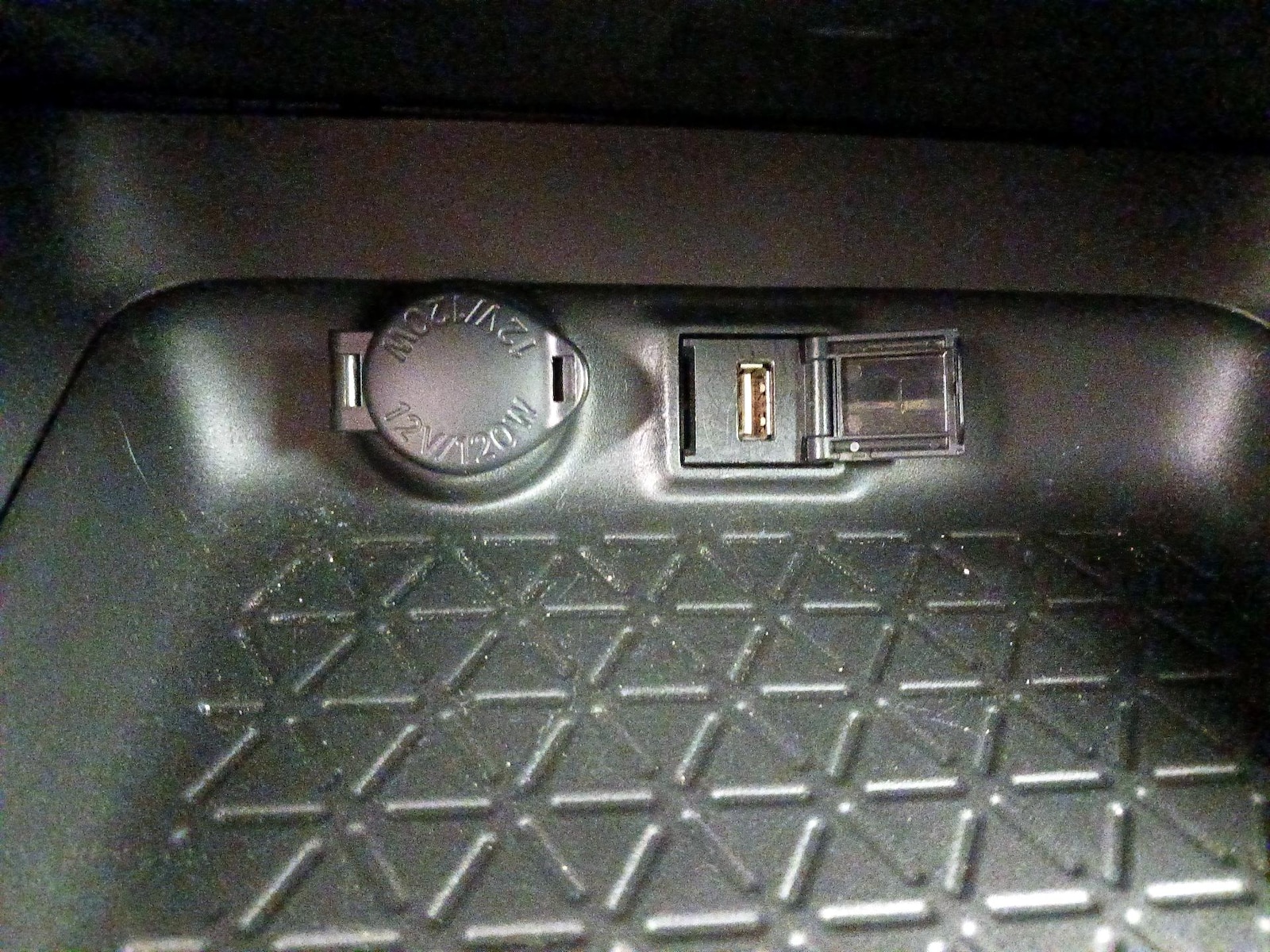 2022 Toyota RAV4 LE - Photo 19