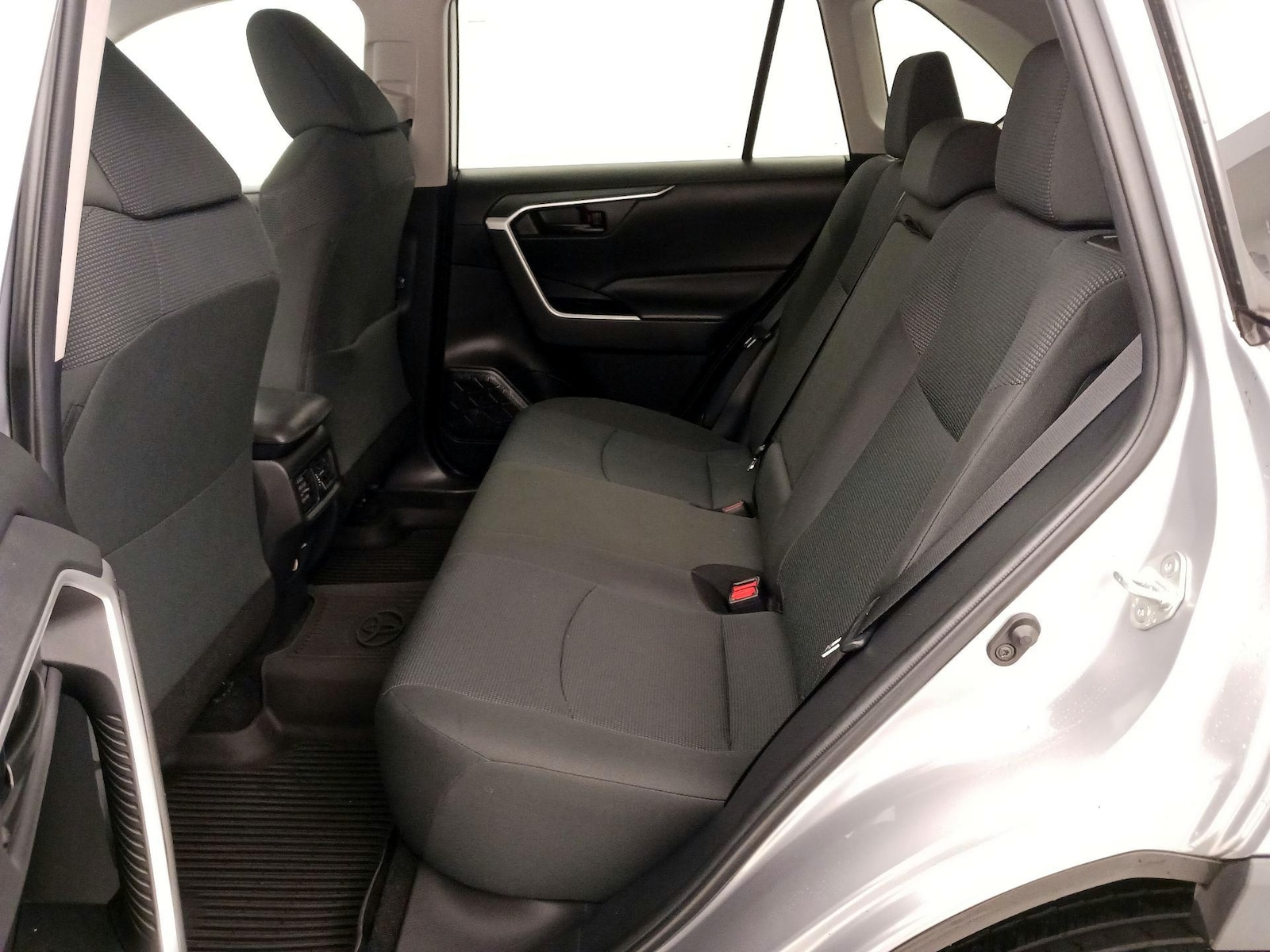 2022 Toyota RAV4 LE - Photo 20