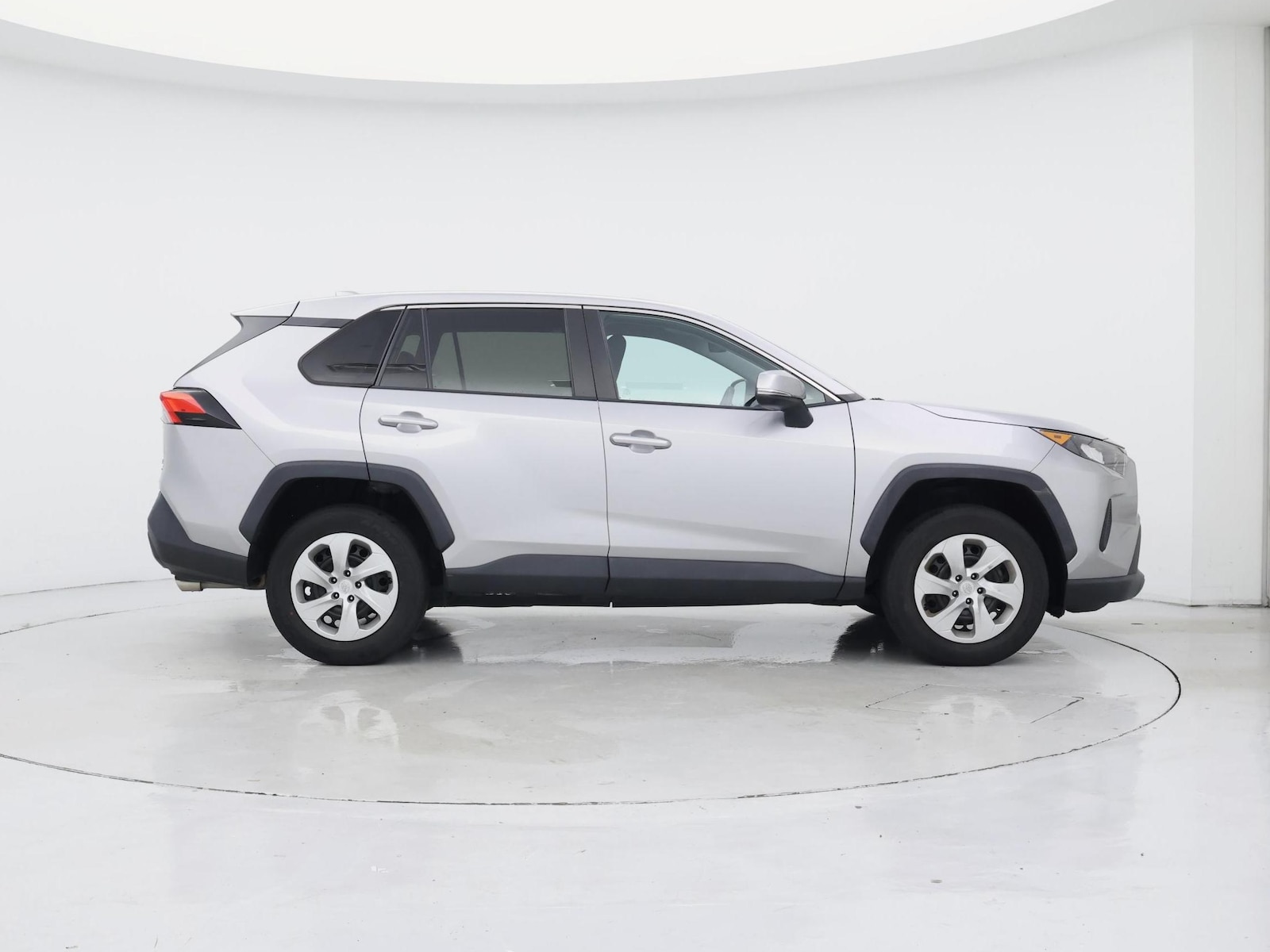 2022 Toyota RAV4 LE - Photo 8