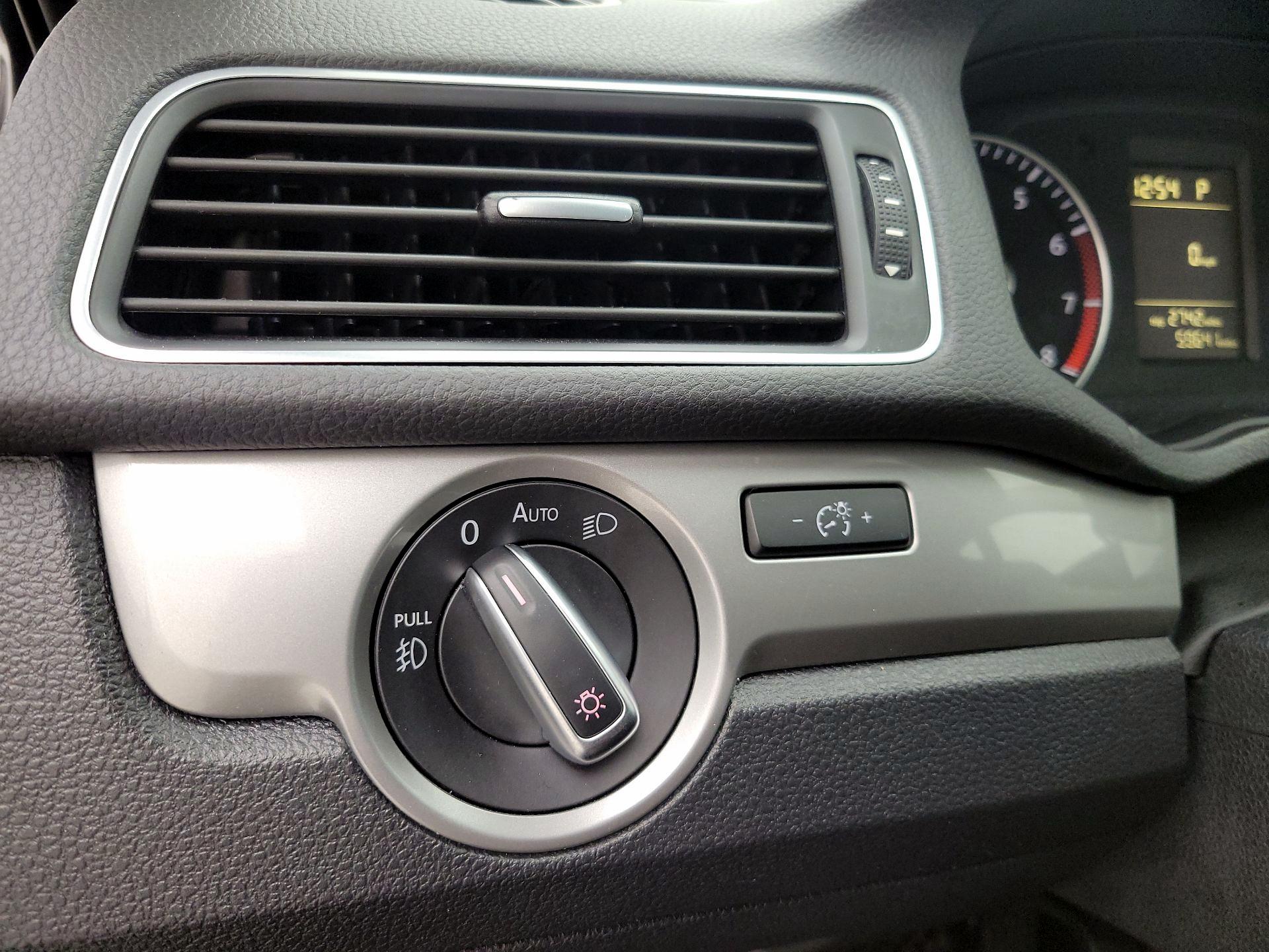 Thumbnail: 2015 Volkswagen Passat - 13