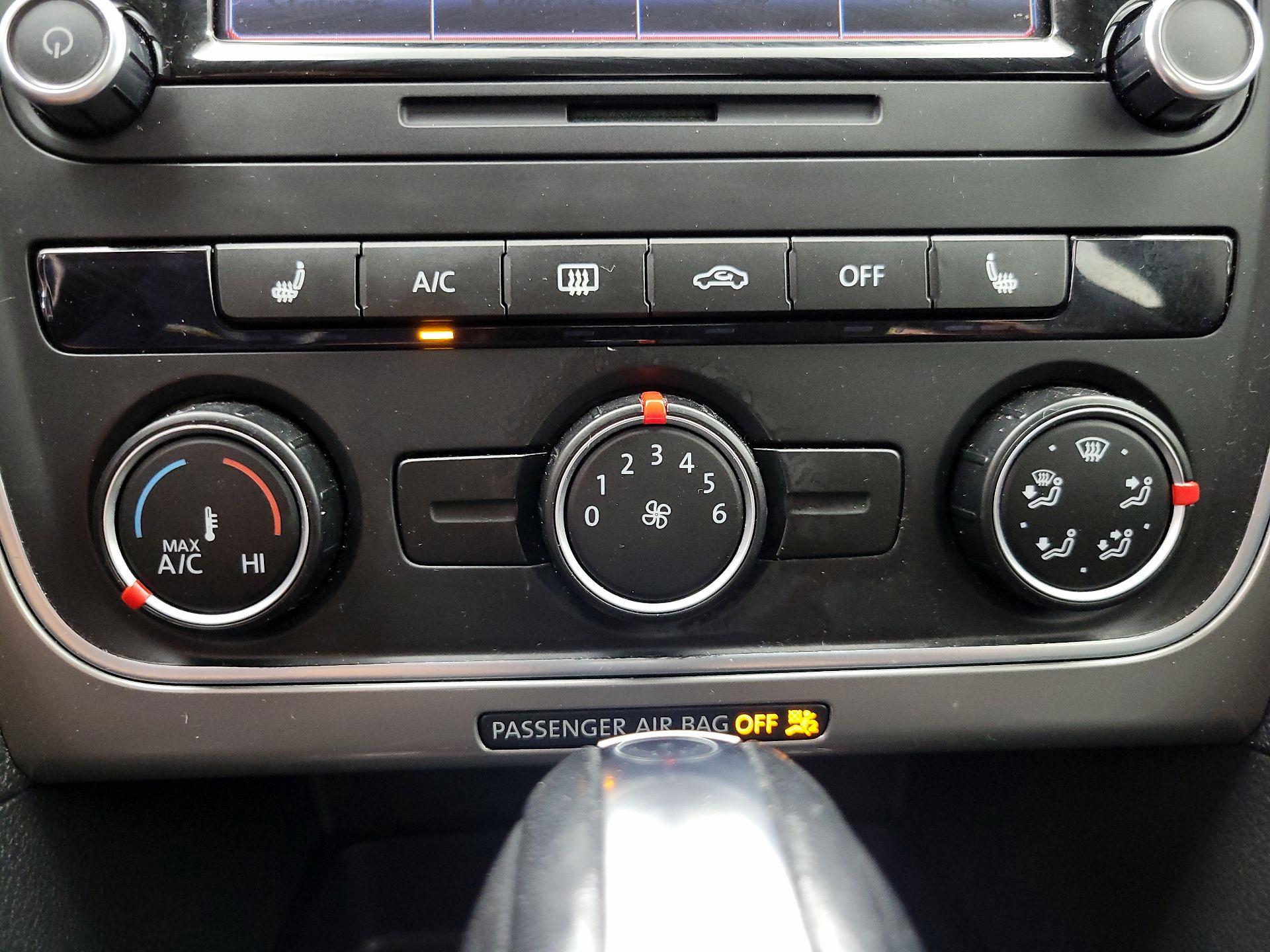Thumbnail: 2015 Volkswagen Passat - 16
