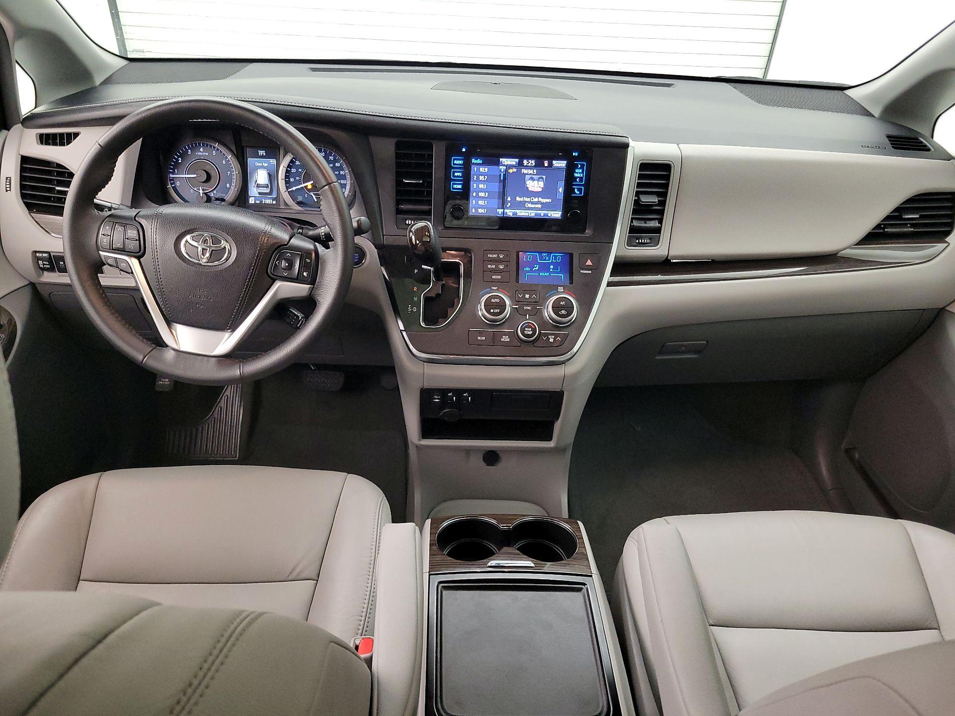 Thumbnail: 2017 Toyota Sienna - 9