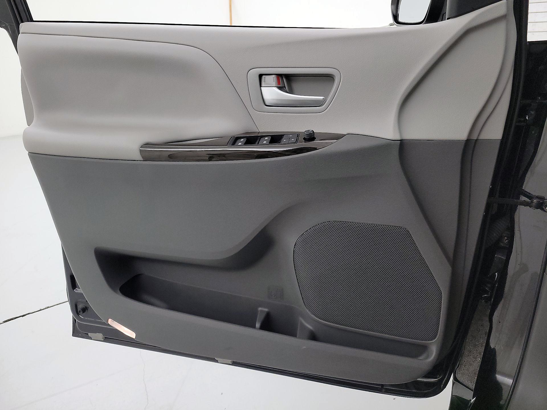 Thumbnail: 2017 Toyota Sienna - 12