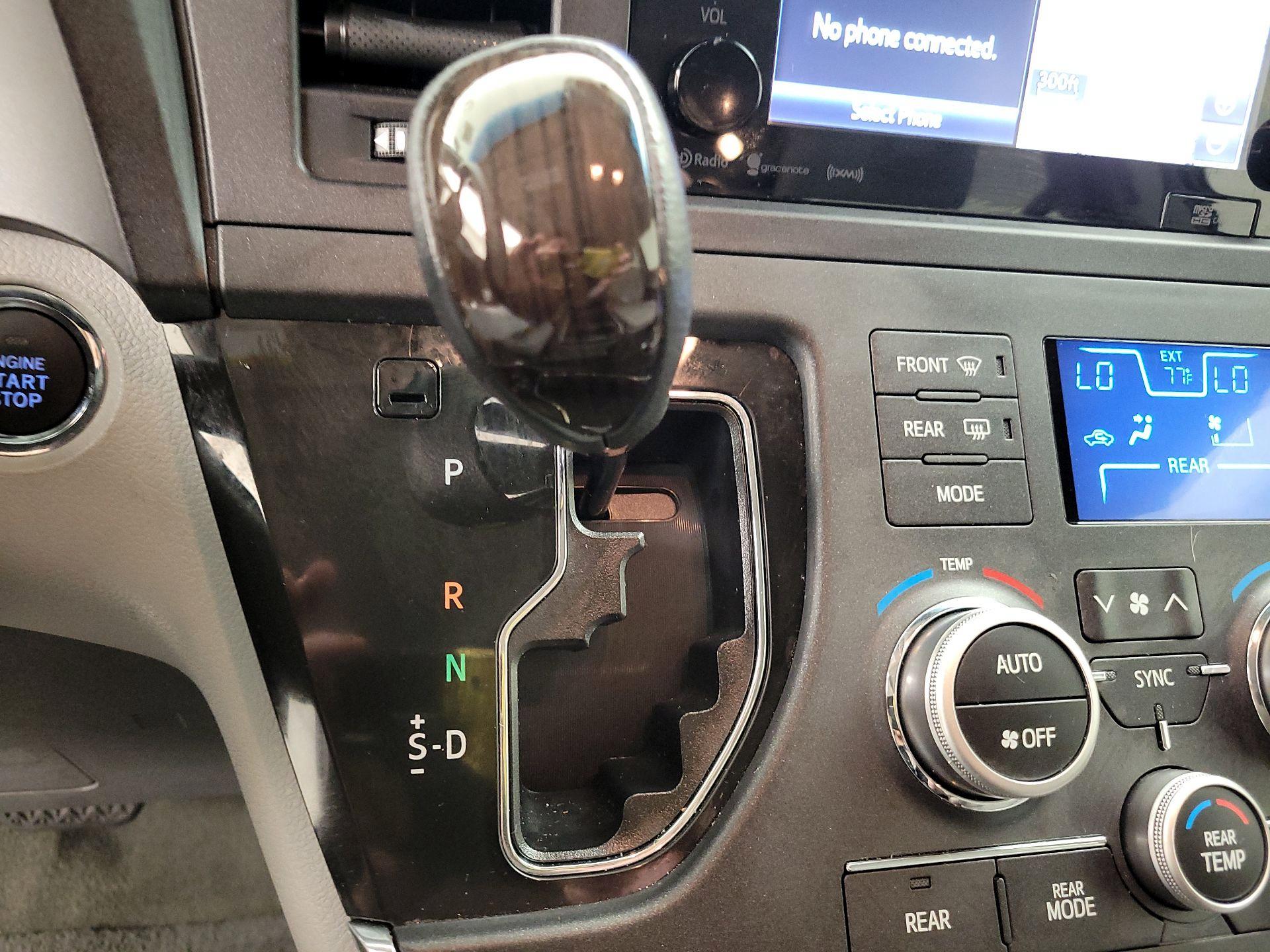 Thumbnail: 2017 Toyota Sienna - 17