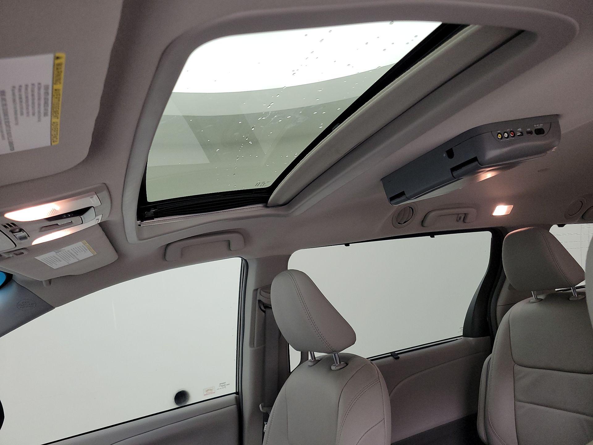 Thumbnail: 2017 Toyota Sienna - 19