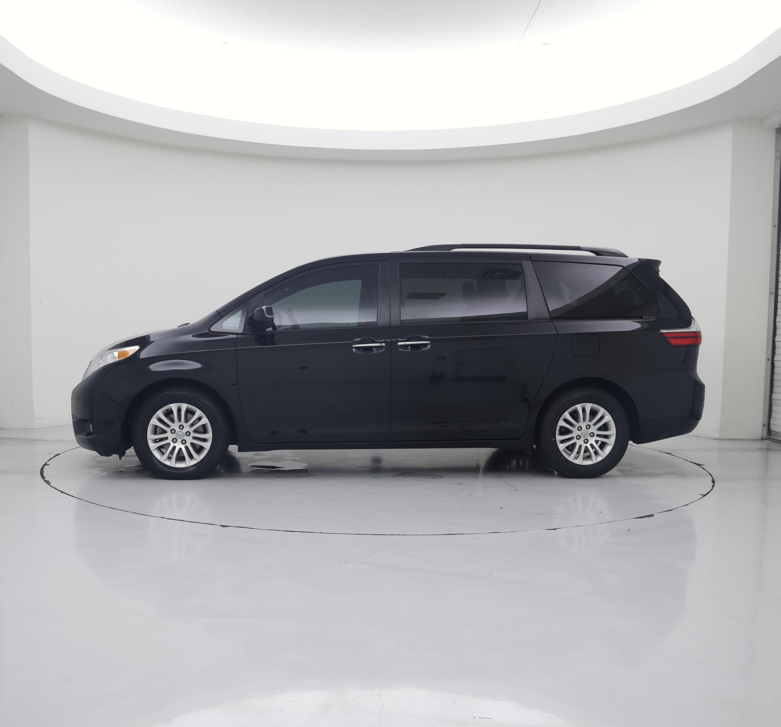 Thumbnail: 2017 Toyota Sienna - 3