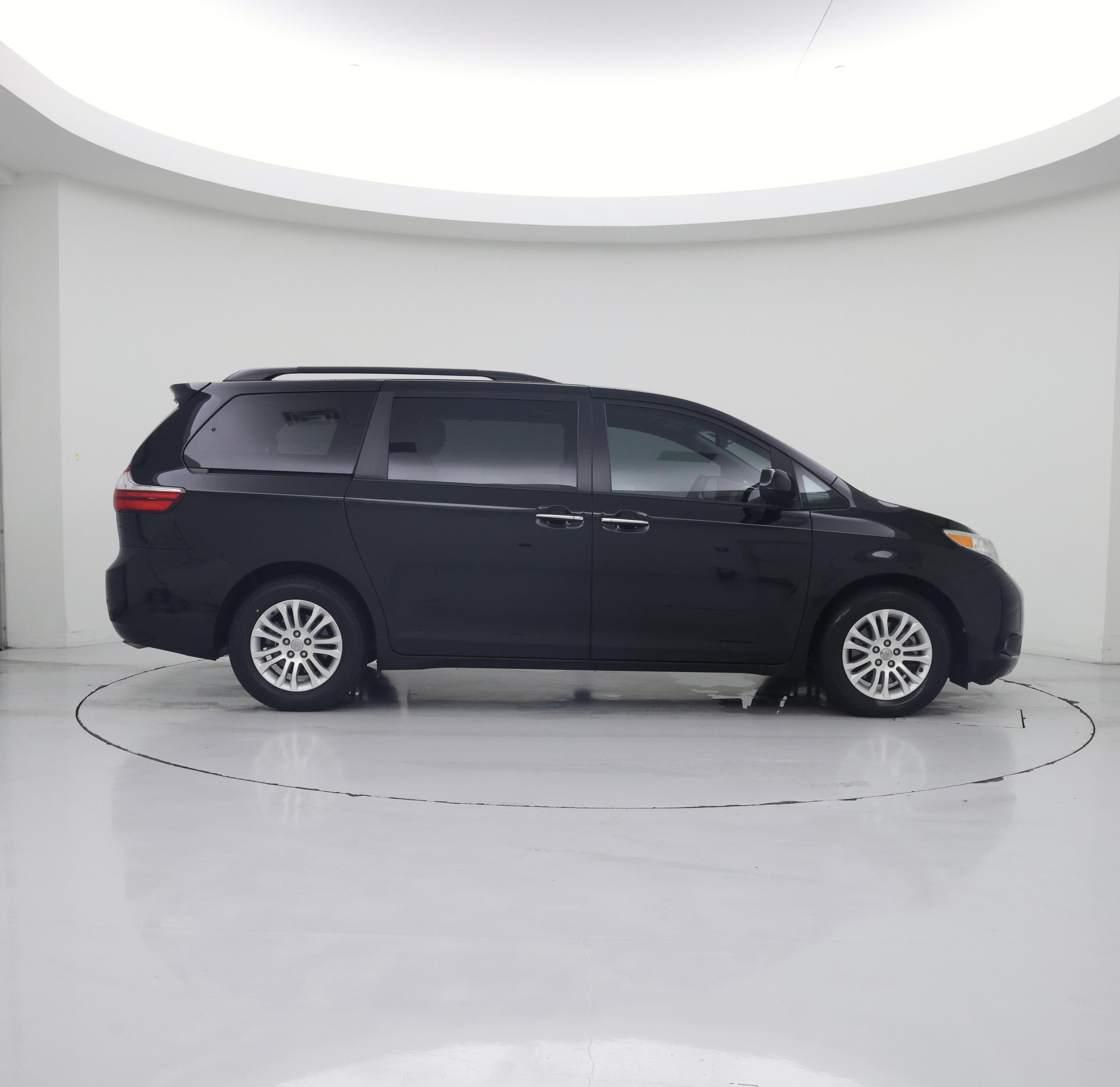 Thumbnail: 2017 Toyota Sienna - 7