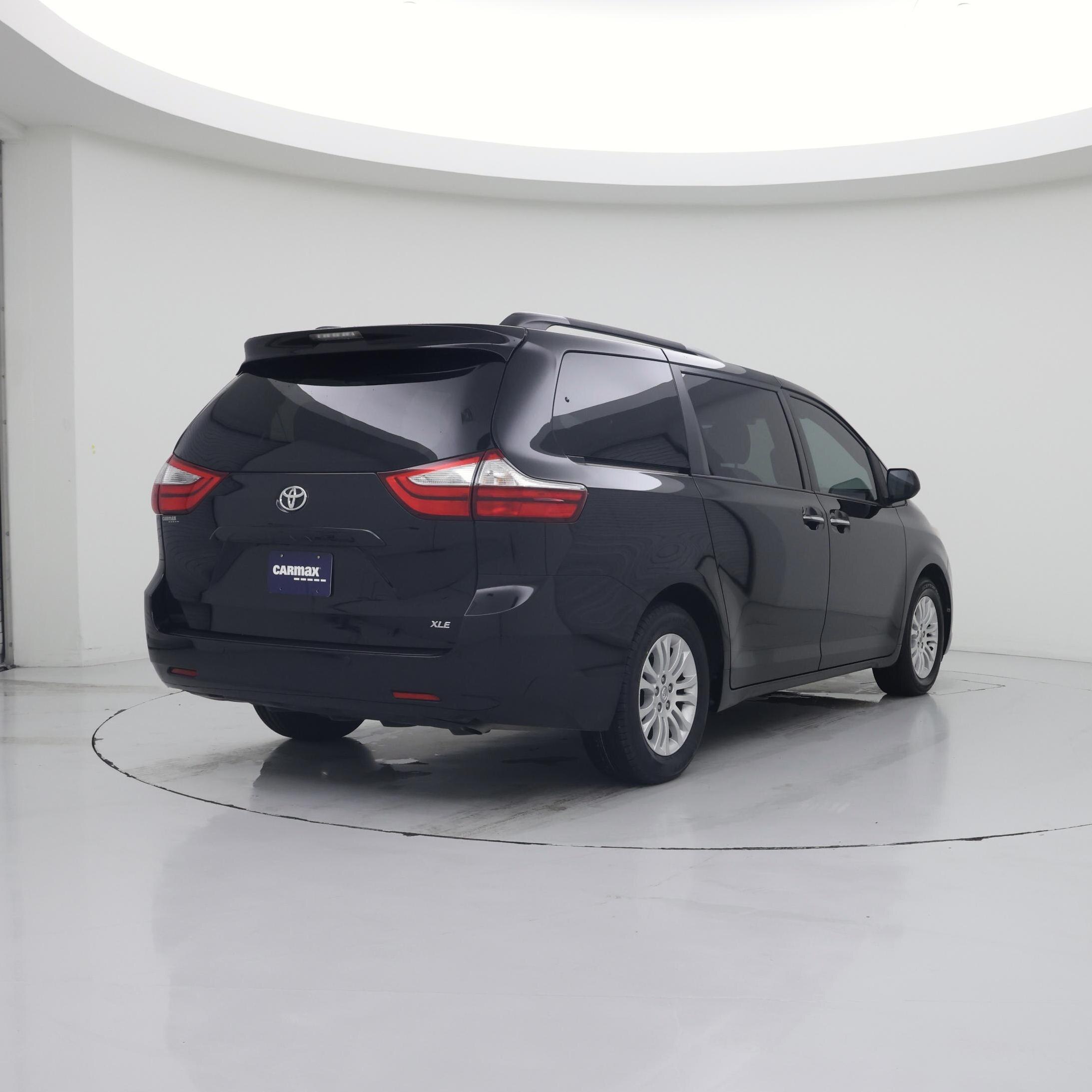 Thumbnail: 2017 Toyota Sienna - 8