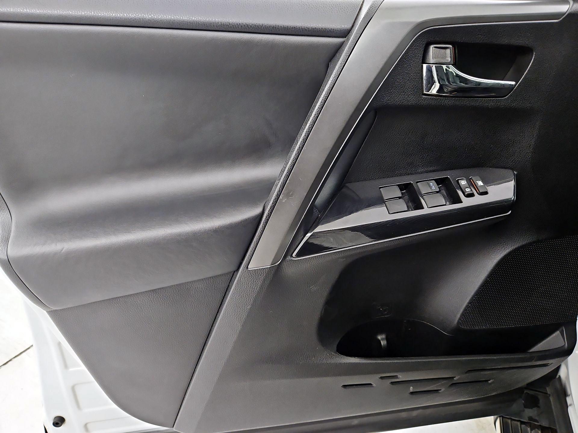 Thumbnail: 2016 Toyota RAV4 - 12