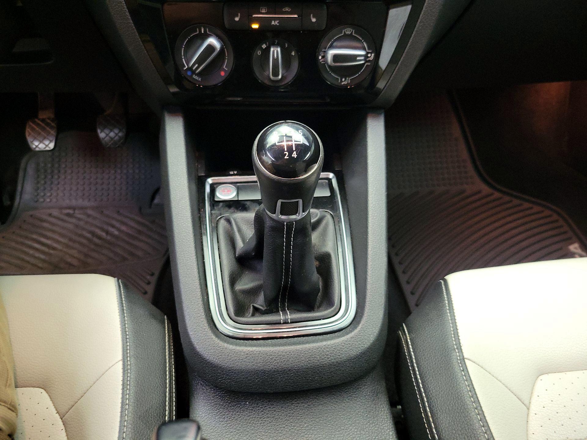 Thumbnail: 2016 Volkswagen Jetta - 18