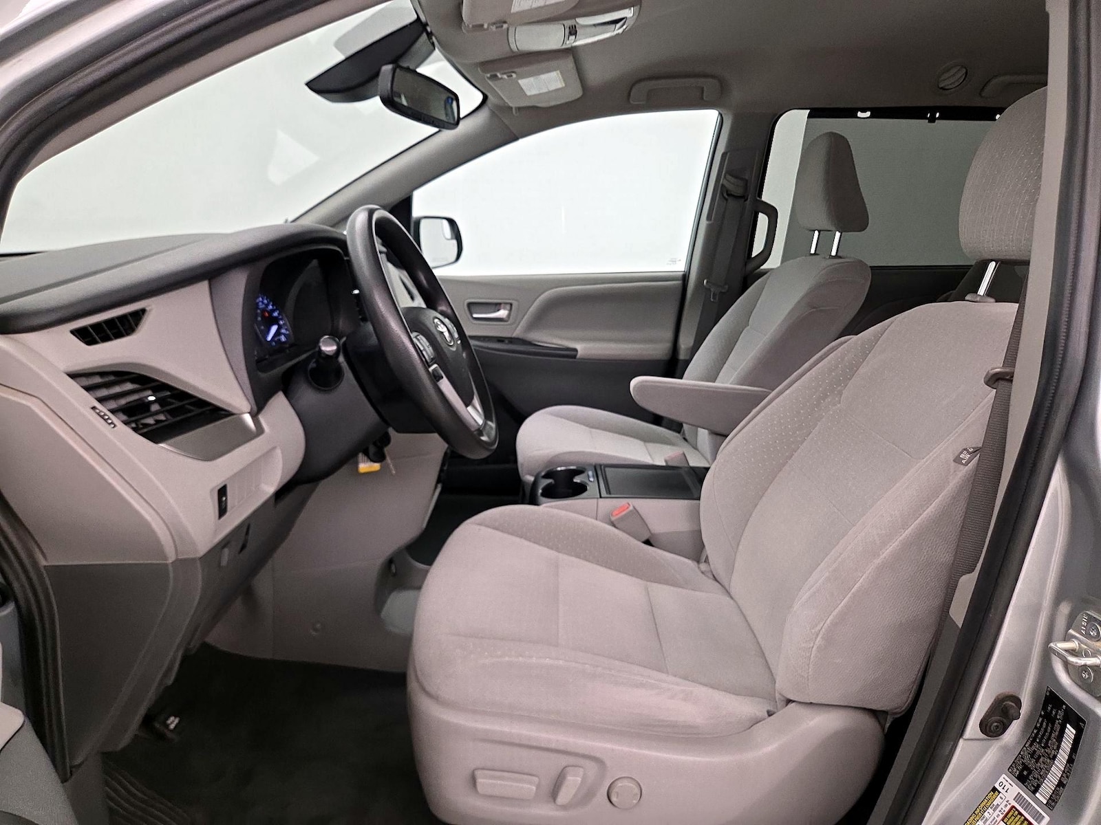 2020 Toyota Sienna LE - Photo 12