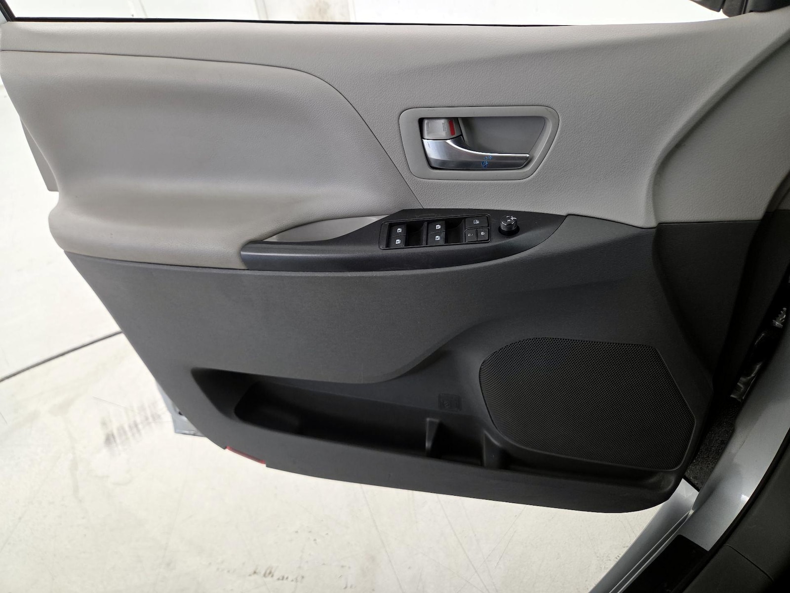 2020 Toyota Sienna LE - Photo 13