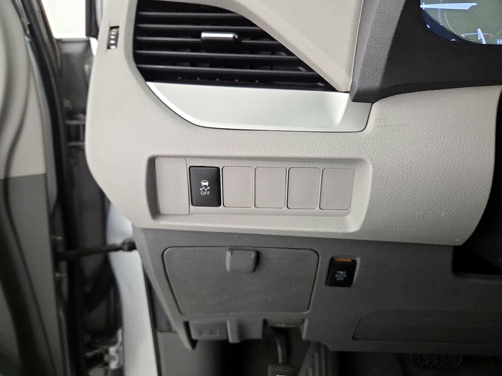 2020 Toyota Sienna LE - Photo 14