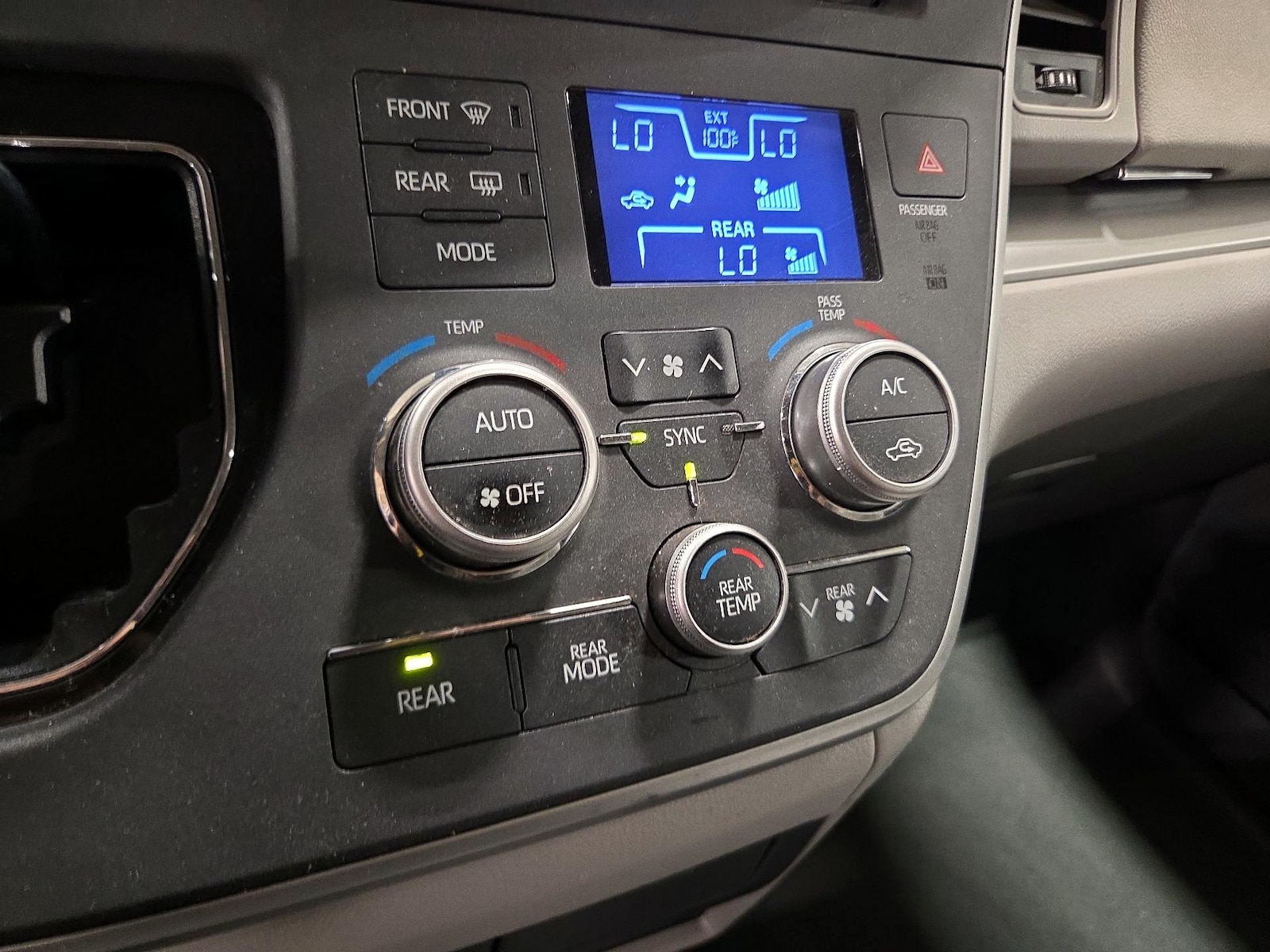 2020 Toyota Sienna LE - Photo 17