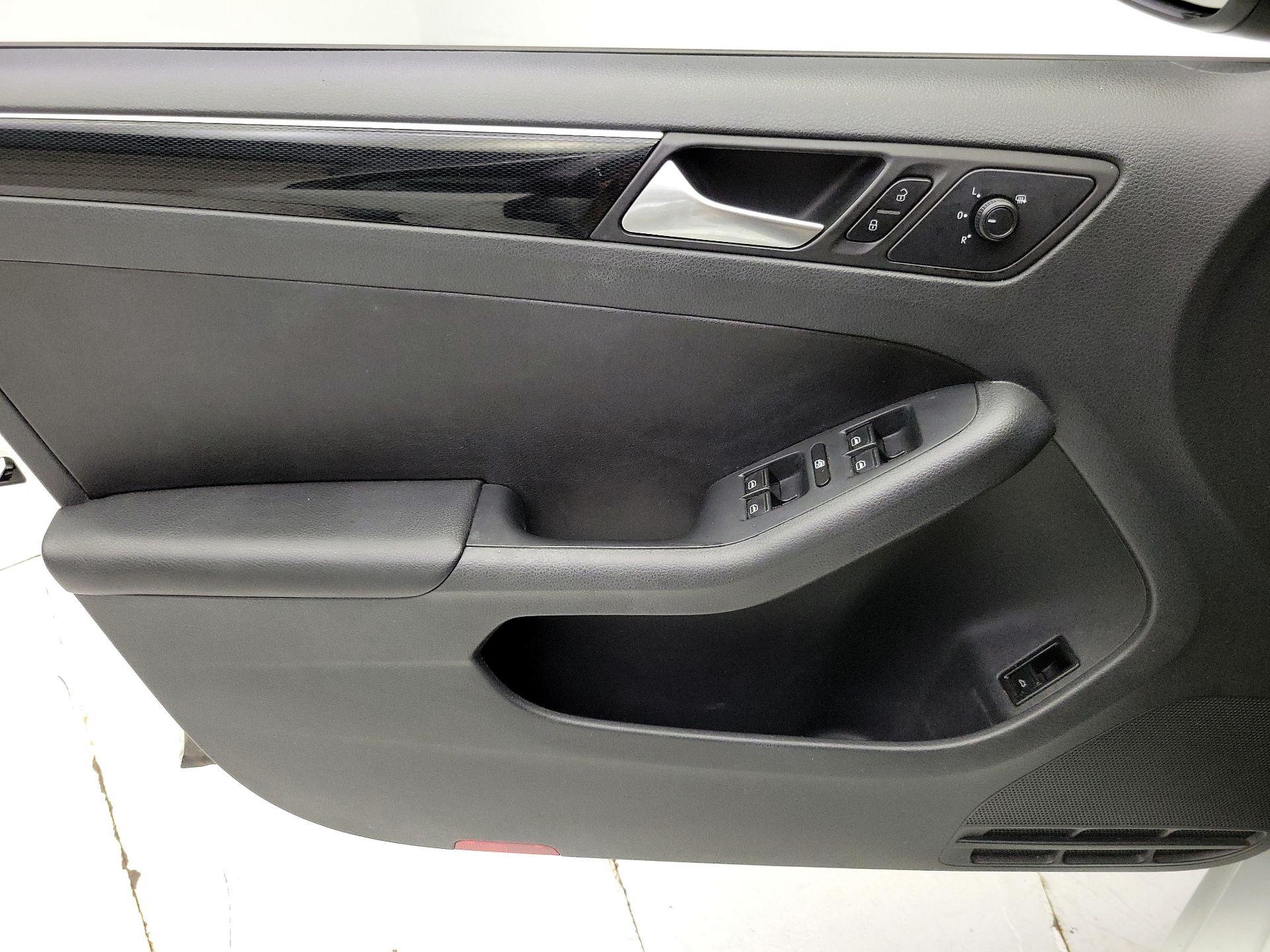Thumbnail: 2015 Volkswagen Jetta - 12