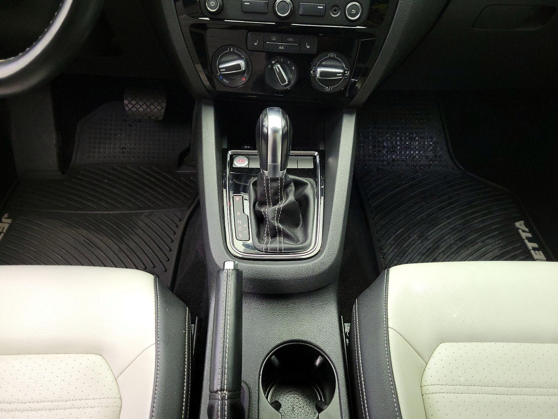 Thumbnail: 2015 Volkswagen Jetta - 17