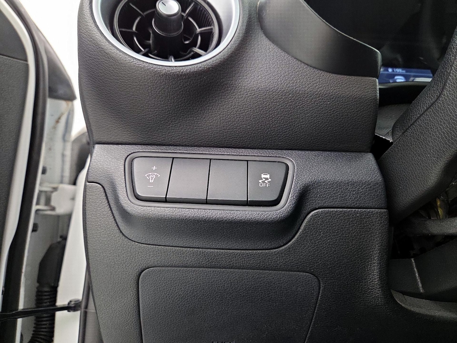 2024 Kia Forte LXS - Photo 14