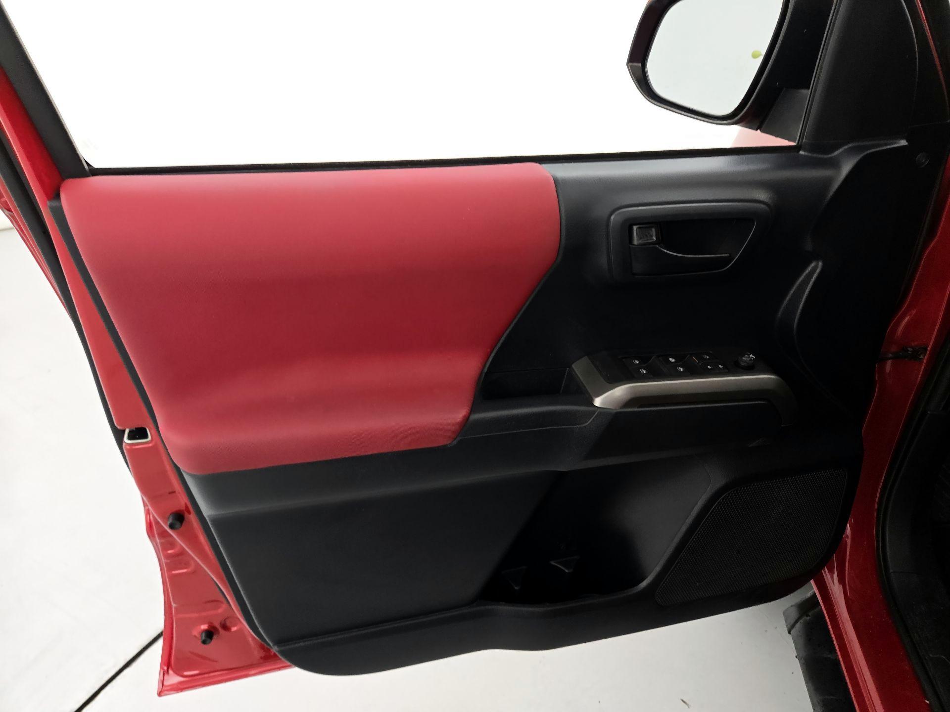 Thumbnail: 2019 Toyota Tacoma - 12
