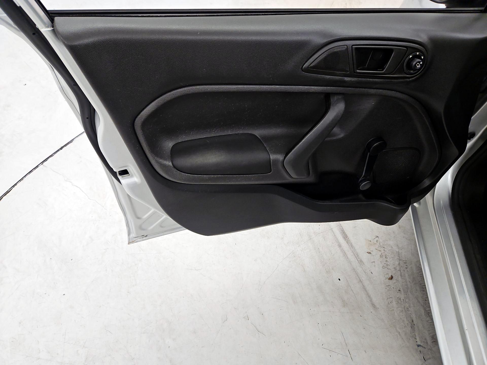 Thumbnail: 2016 Ford Fiesta - 12