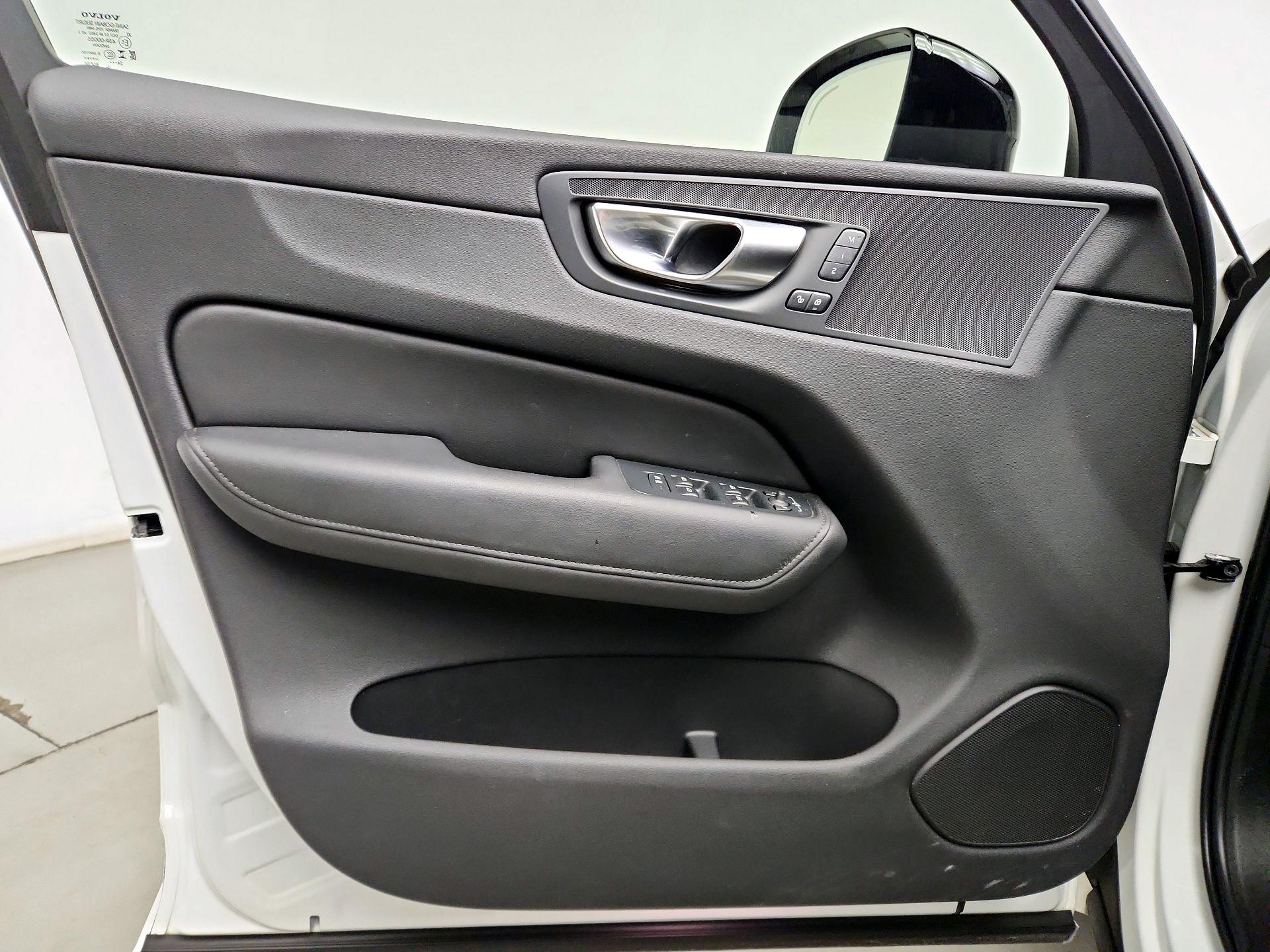 Thumbnail: 2025 Volvo XC60 - 12
