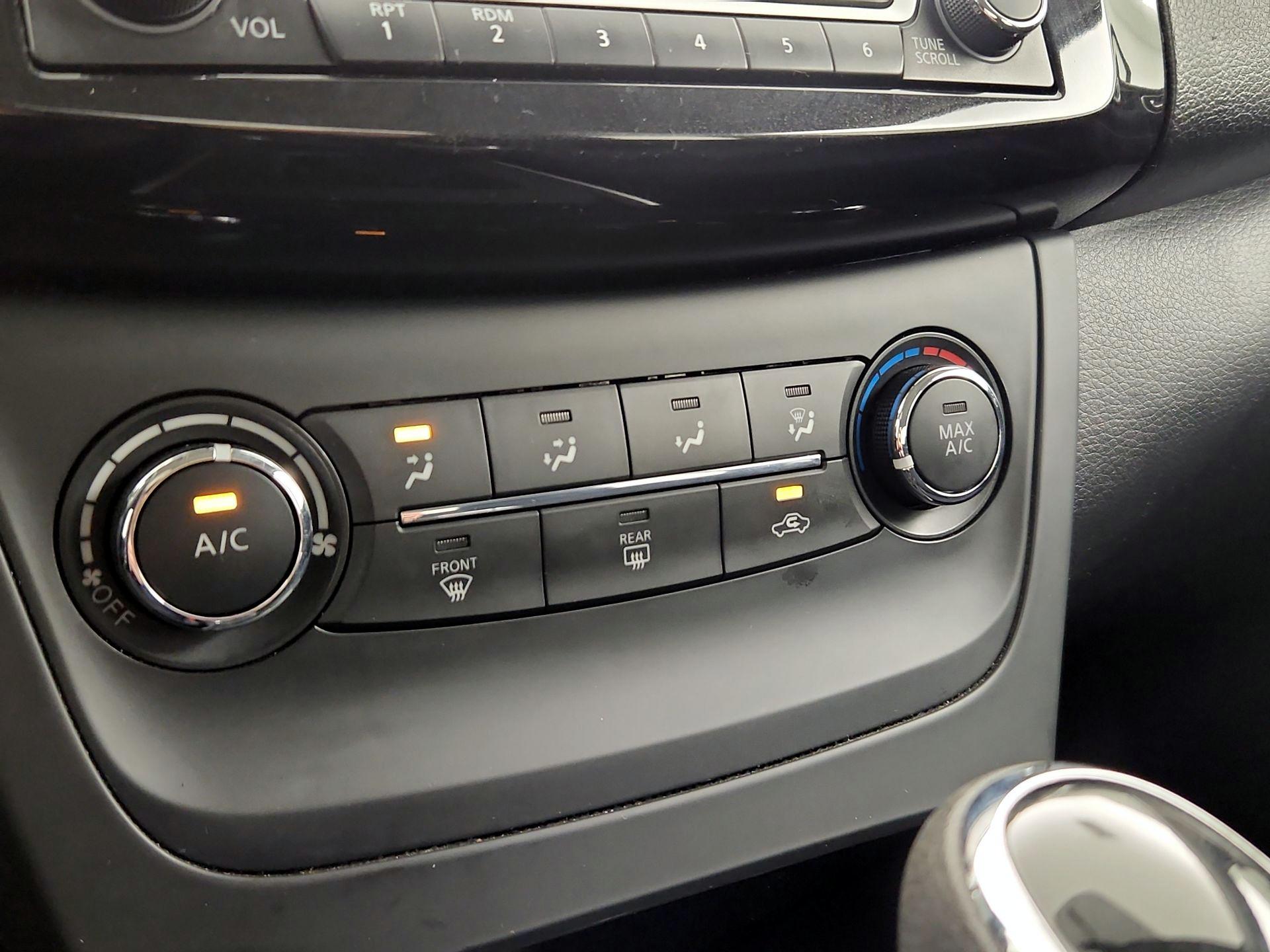 Thumbnail: 2016 Nissan Sentra - 16