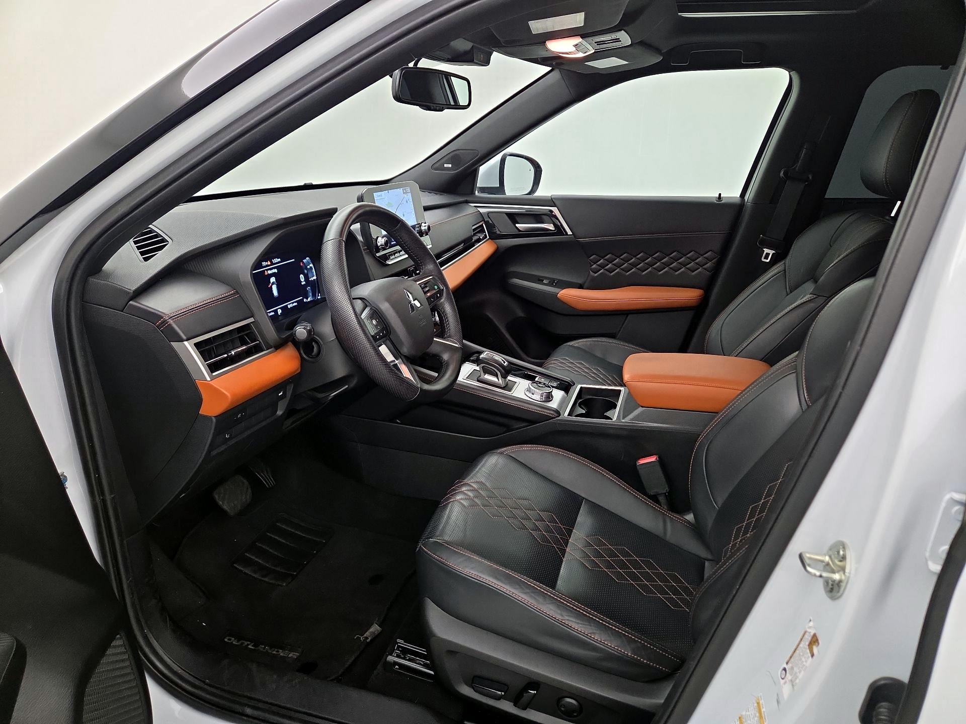 Thumbnail: 2023 Mitsubishi Outlander - 11