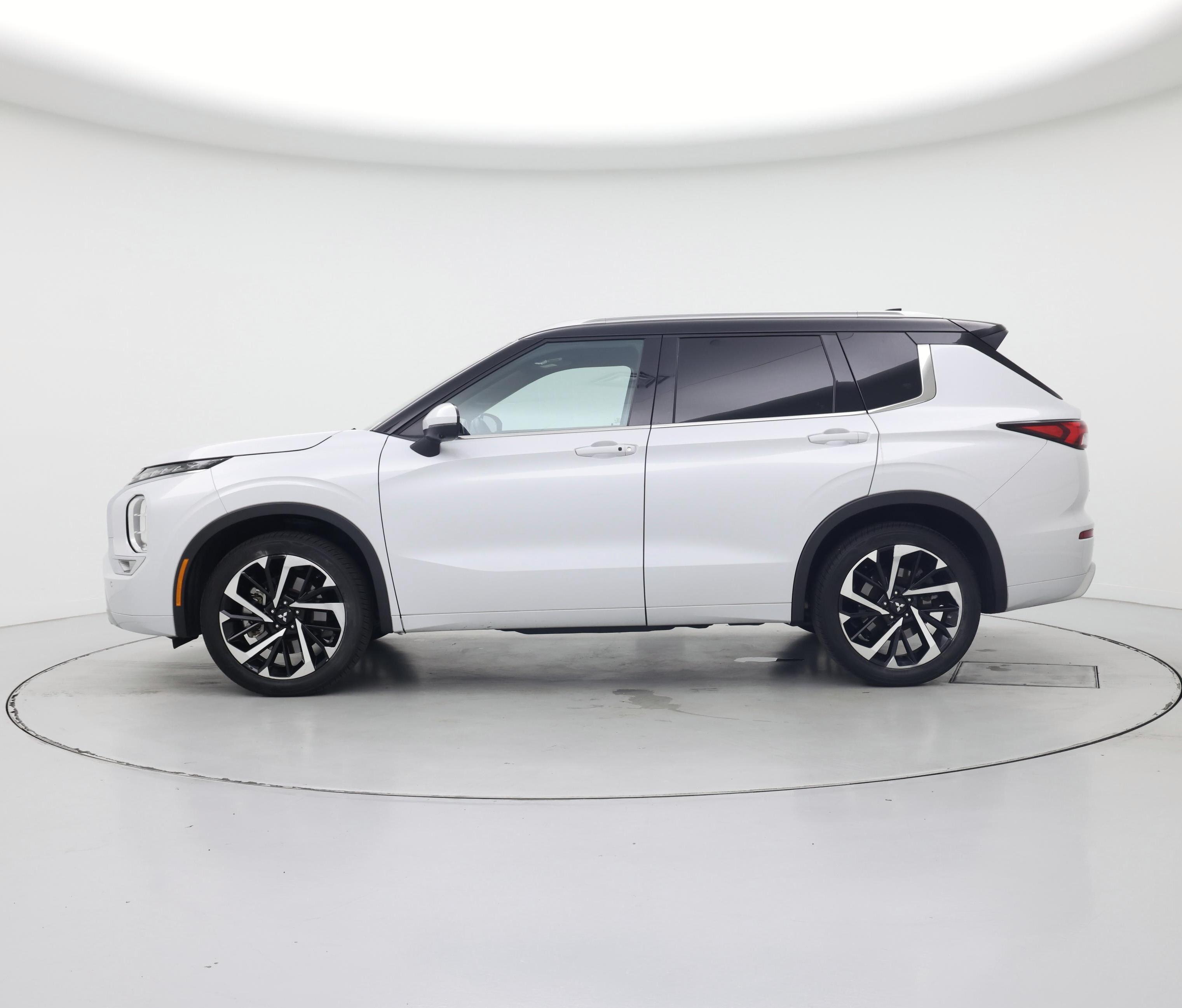 Thumbnail: 2023 Mitsubishi Outlander - 3
